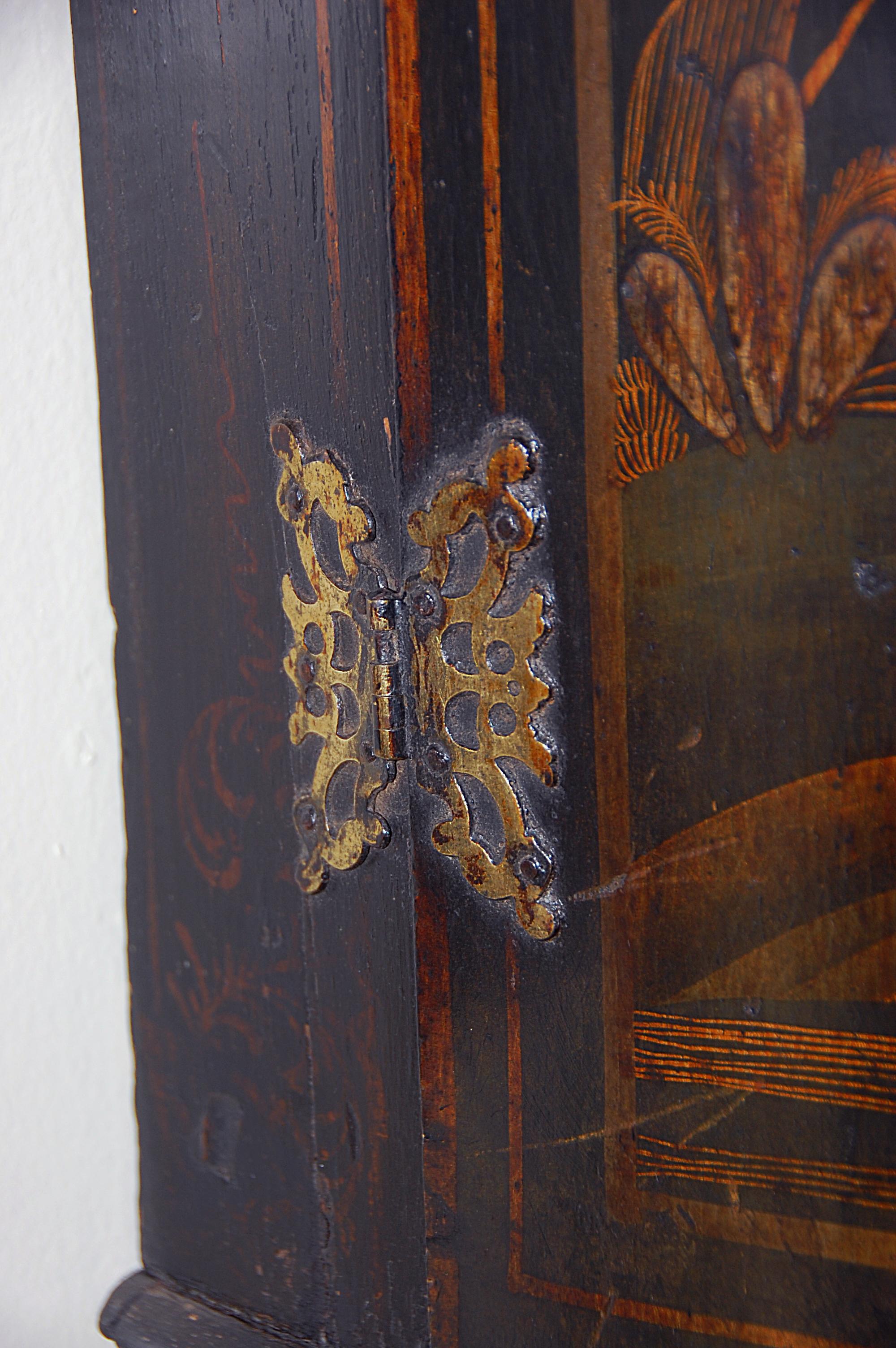 English 18th Century Chinoiserie Decorated Hanging Corner Cupboard 2