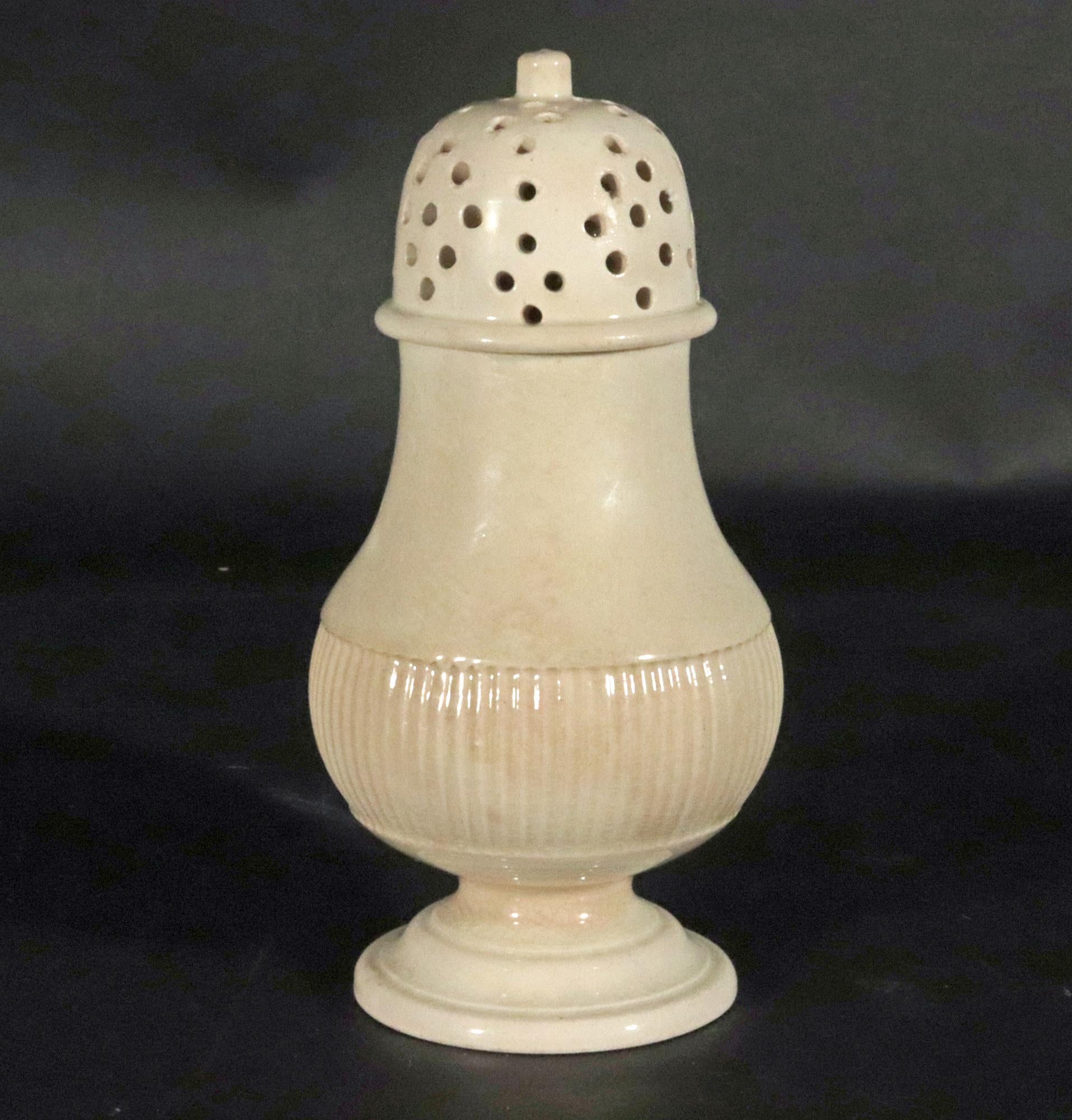 English Plain Creamware Pounce Shaker oder Sugar Castor,
CIRCA 1775

Dieser runde Shaker ist ein hervorragendes Beispiel für schlichtes, undekoriertes Sahnegeschirr aus dem späten 18. Das Stück verfügt über einen ausgestellten, abgestuften und