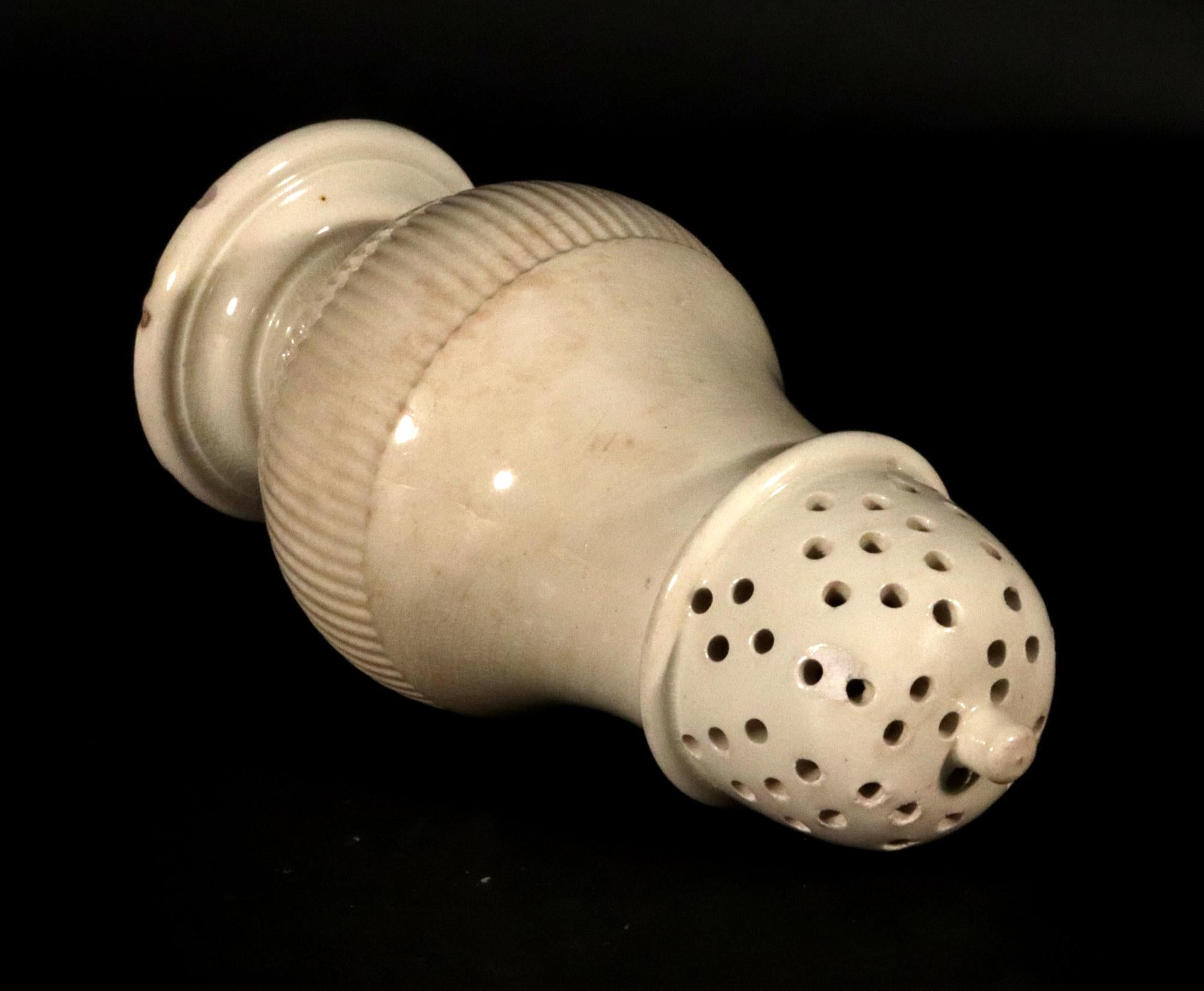 Englisch 18. Jahrhundert Creamware Pounce Shaker oder Zuckerstreuer (Keramik) im Angebot