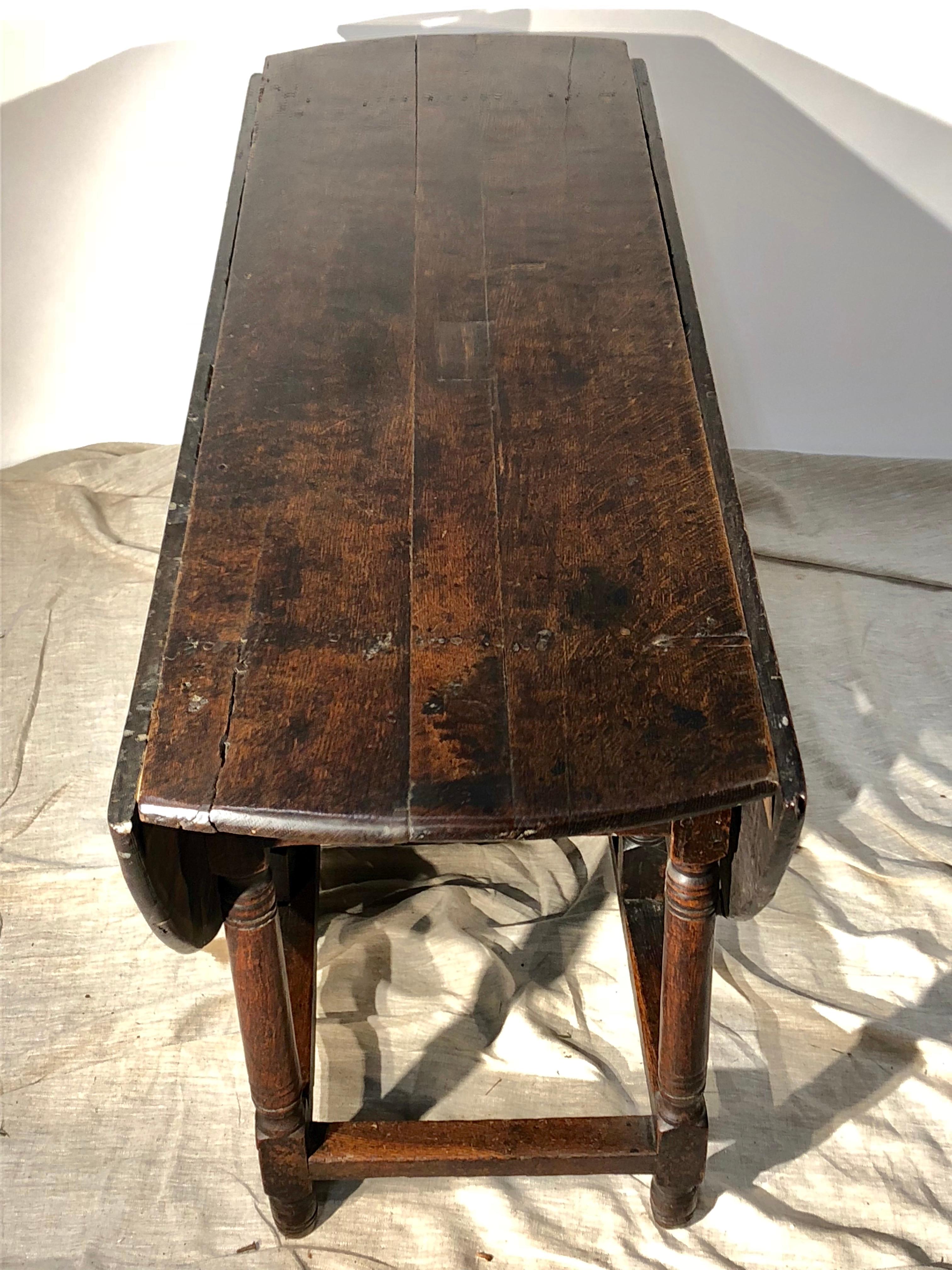 English 18th Century Drop-Leaf Table in Oak 8