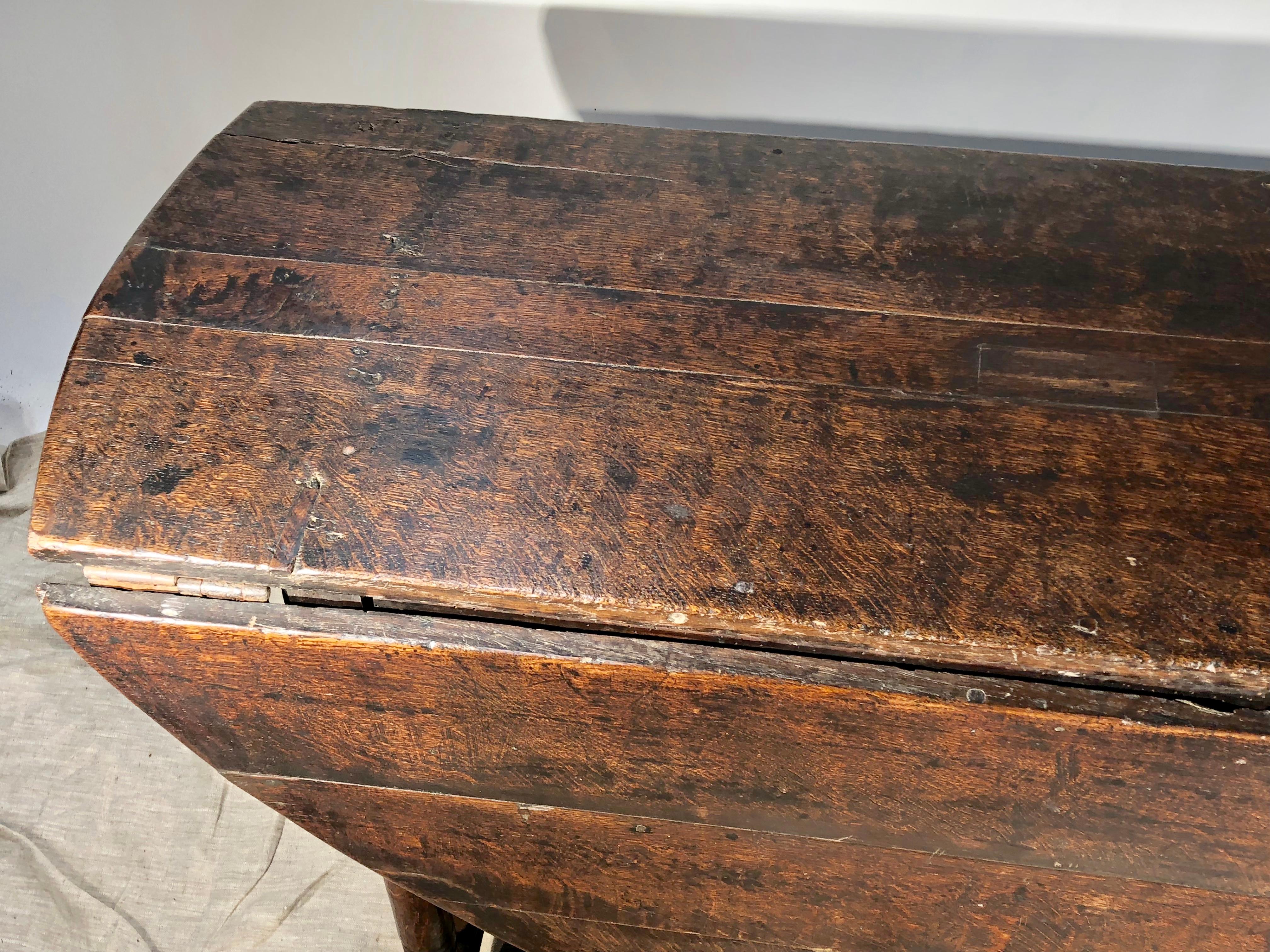 English 18th Century Drop-Leaf Table in Oak 10