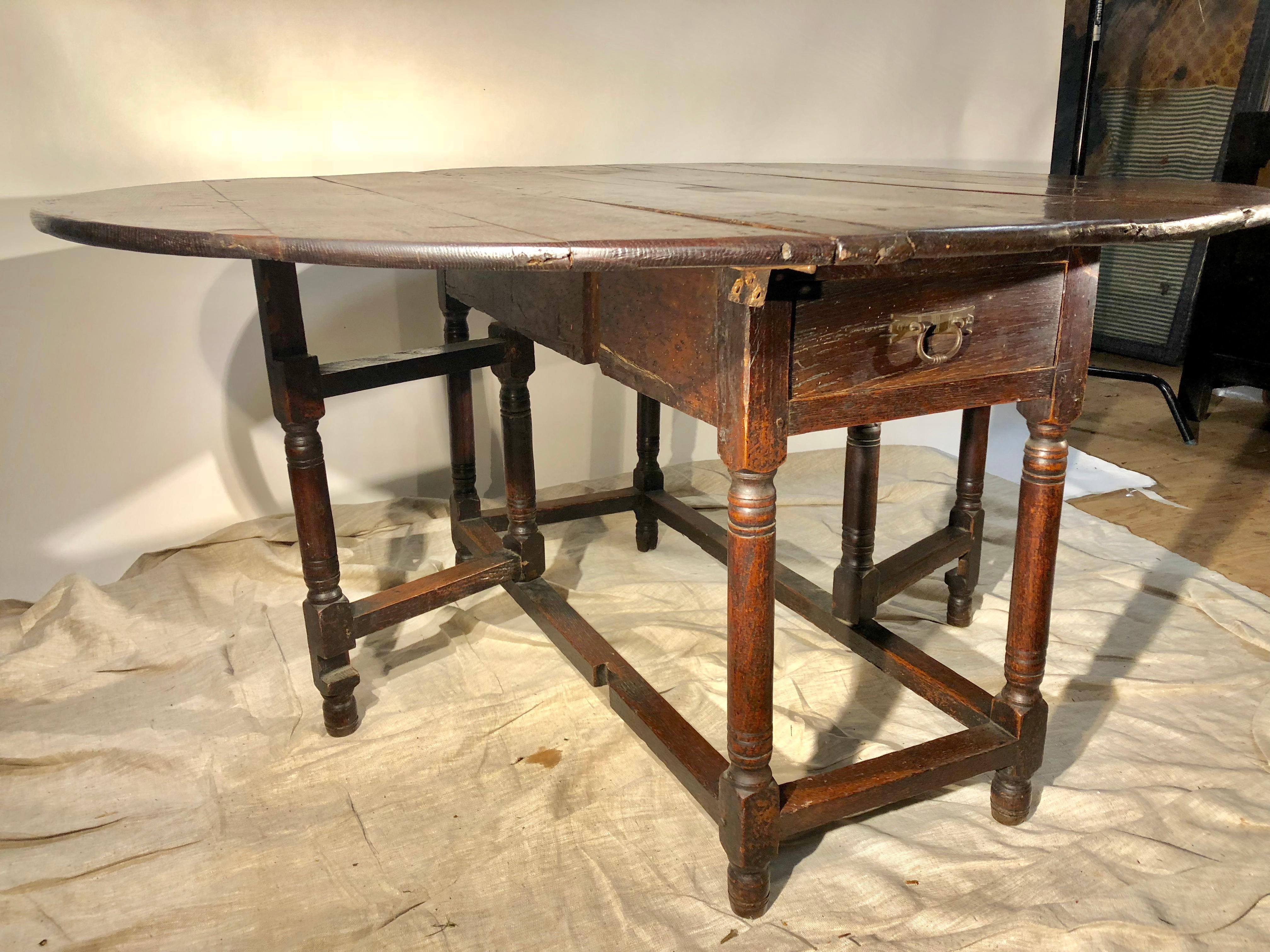 English 18th Century Drop-Leaf Table in Oak 1