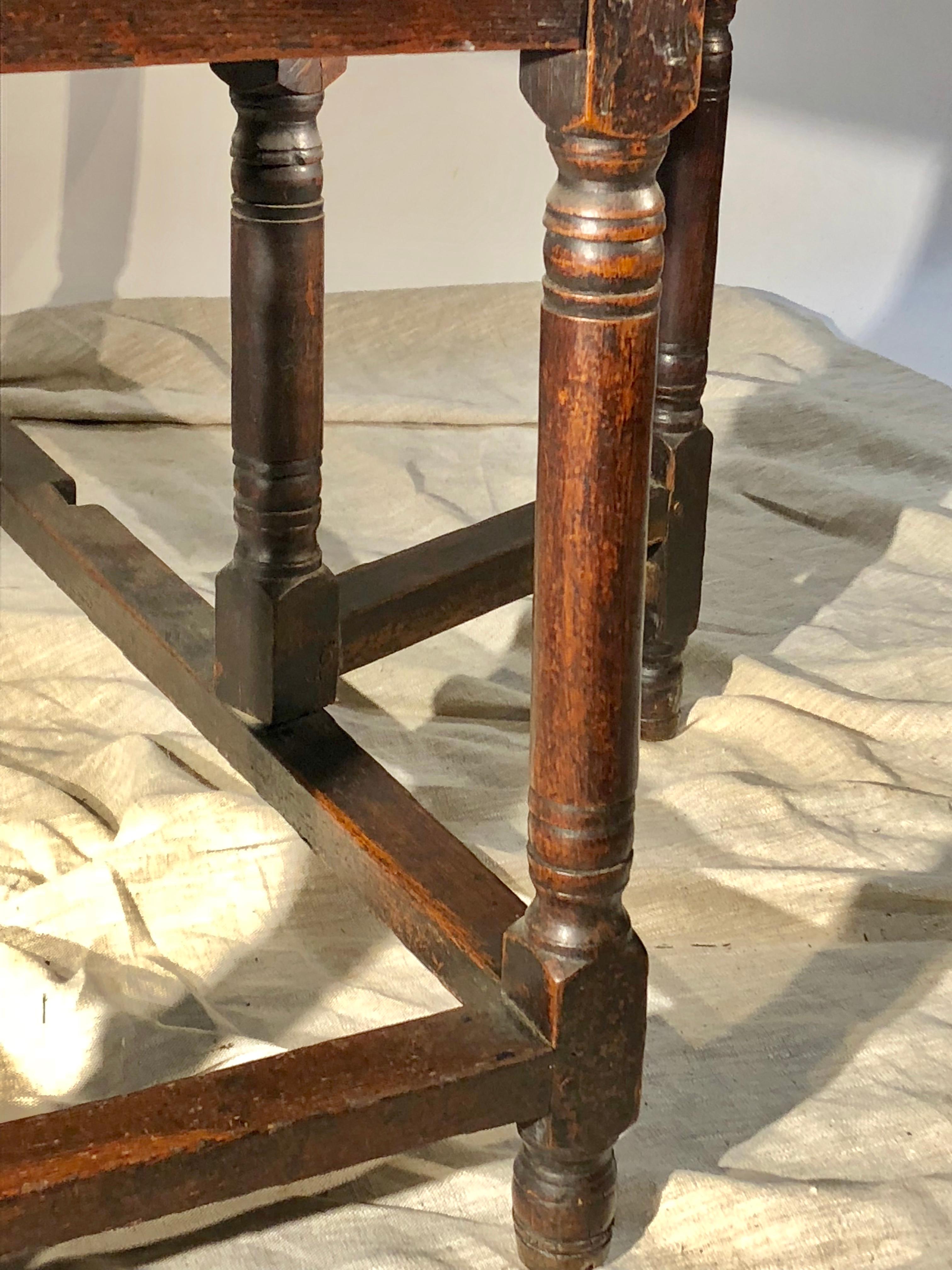 English 18th Century Drop-Leaf Table in Oak 3