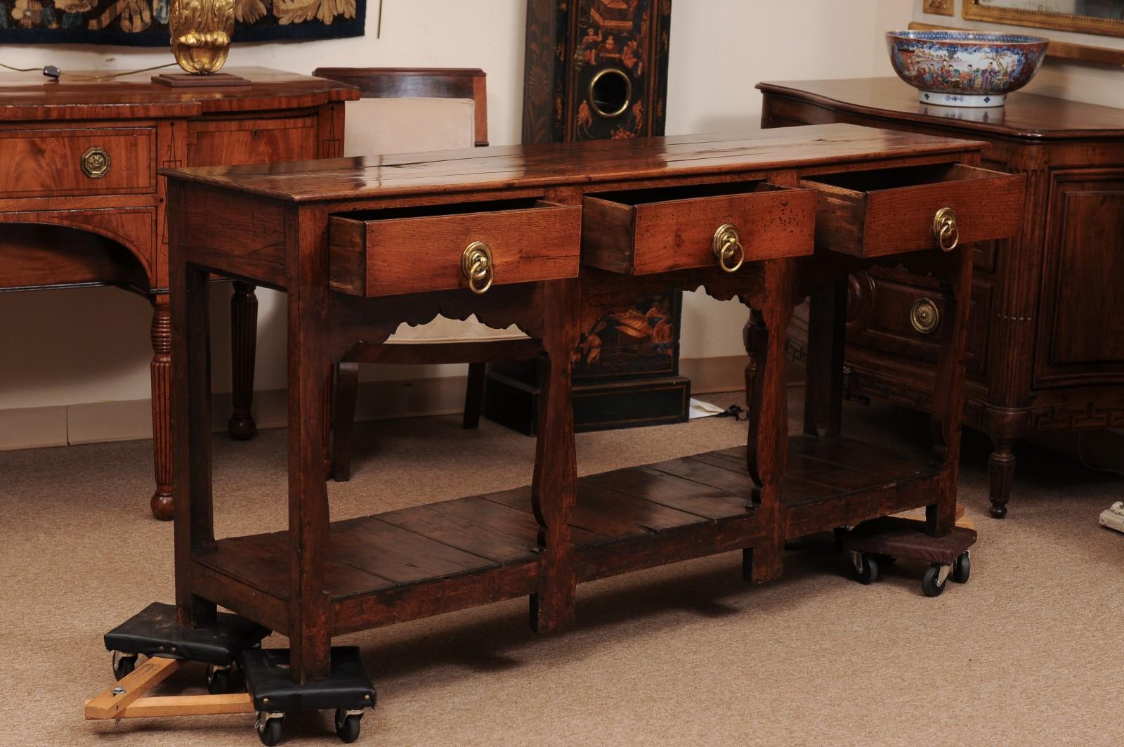 Base per comò in quercia a forma di violino del XVIII secolo con ripiano per vasi sottostante In condizioni discrete in vendita a Atlanta, GA