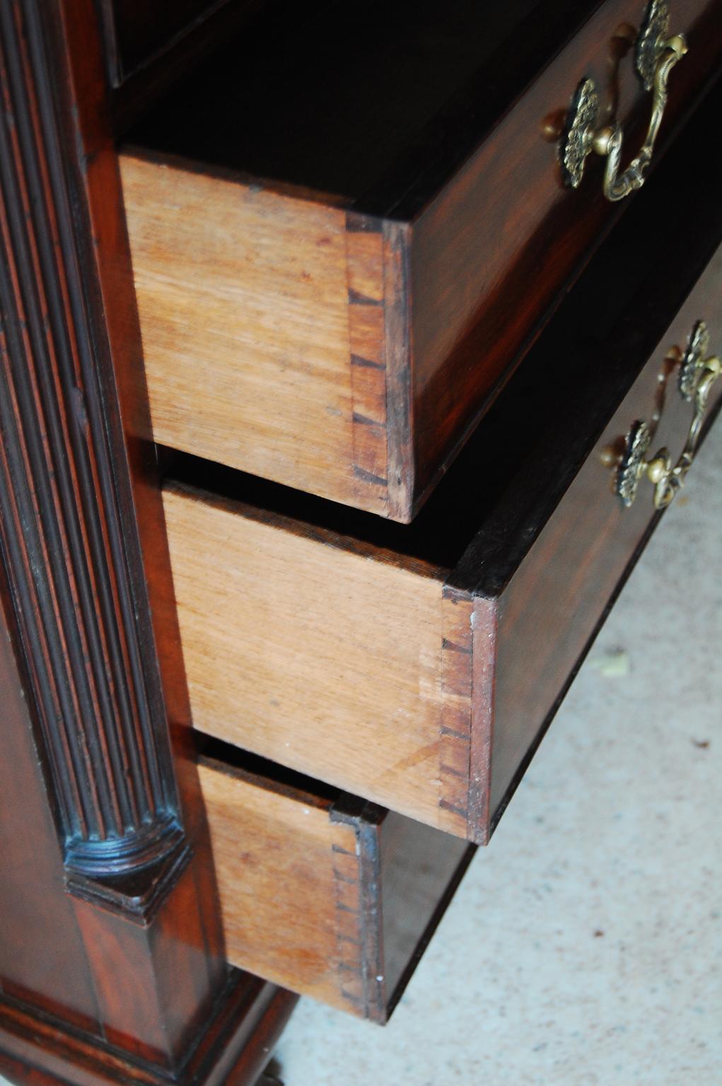 Englische Herrenkommode aus dem 18. Jahrhundert, obere Schublade ausgestattet im Angebot 4