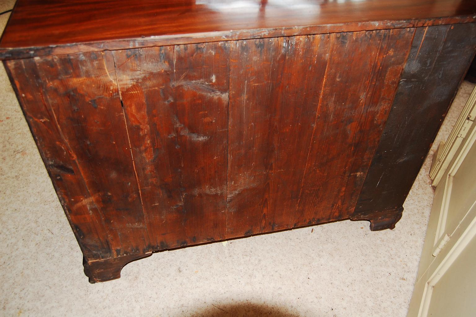Commode d'homme anglais du 18e siècle, tiroir supérieur aménagé en vente 4