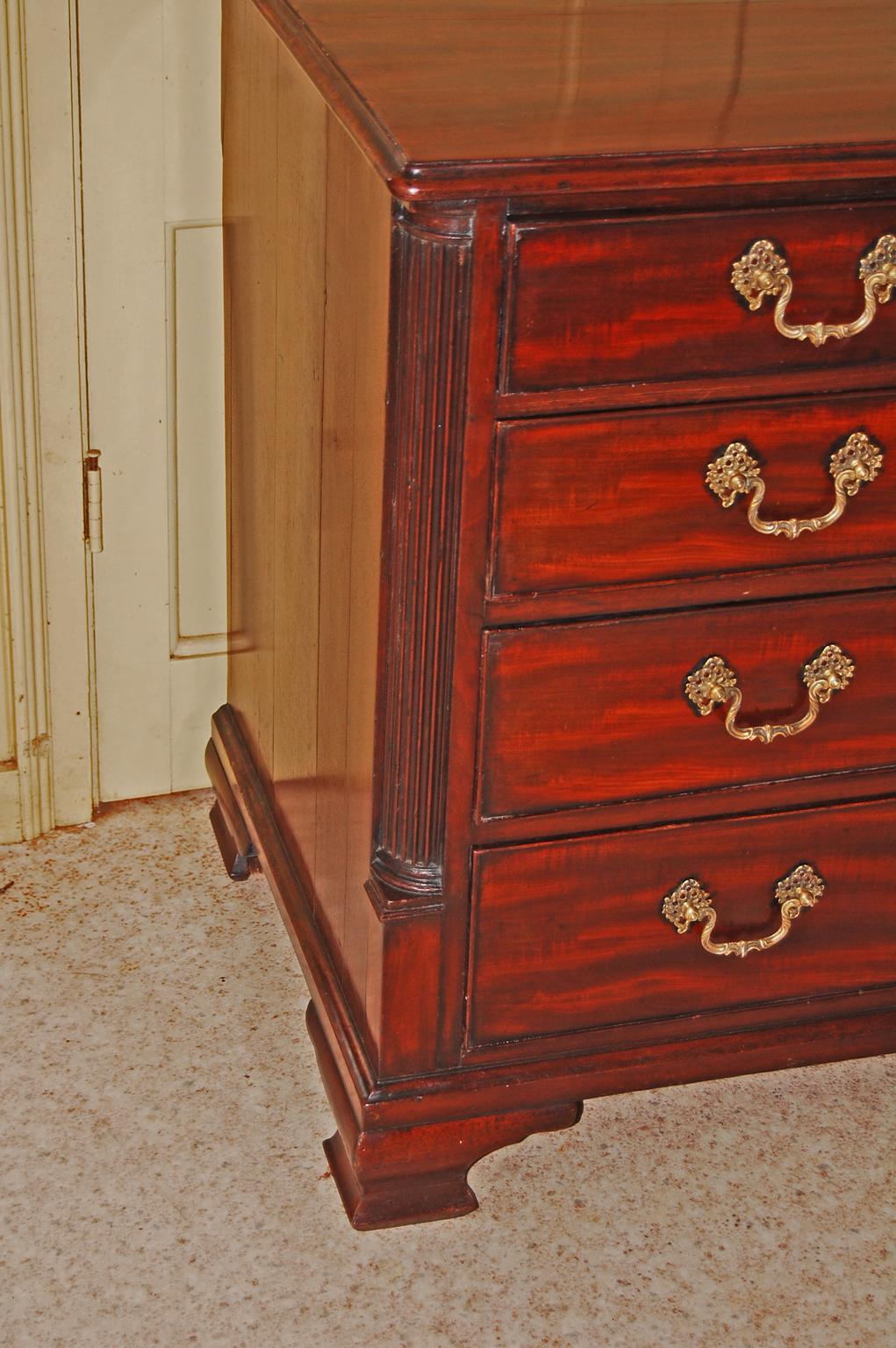 English 18th Century Gentleman's Dressing Chest of Drawers, Fitted Top Drawer In Good Condition For Sale In Wells, ME