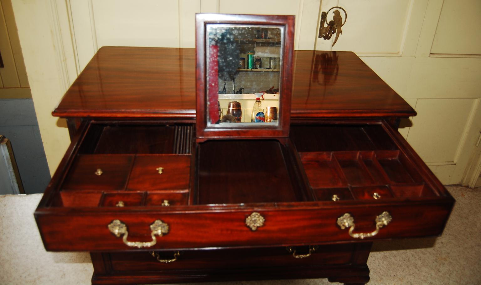 Laiton Commode d'homme anglais du 18e siècle, tiroir supérieur aménagé en vente