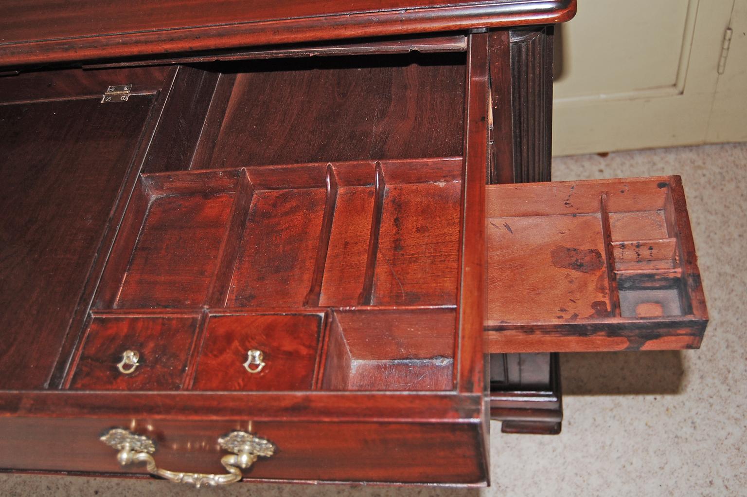 Englische Herrenkommode aus dem 18. Jahrhundert, obere Schublade ausgestattet im Angebot 2