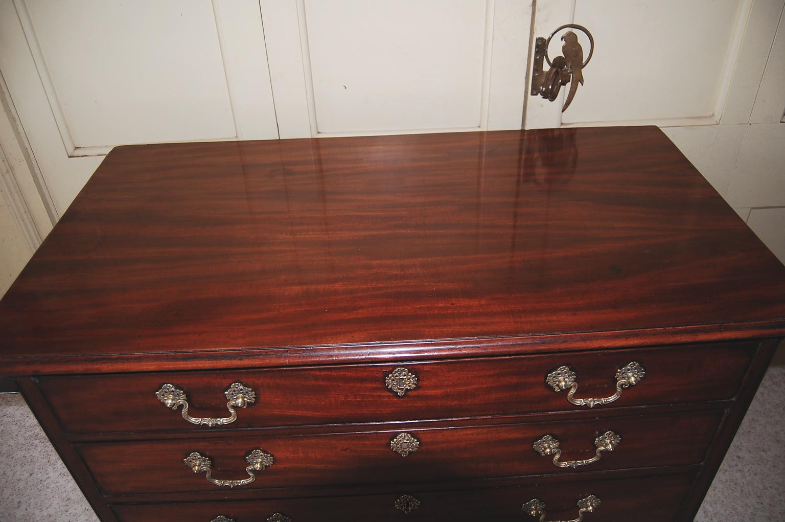 Commode d'homme anglais du 18e siècle, tiroir supérieur aménagé en vente 2