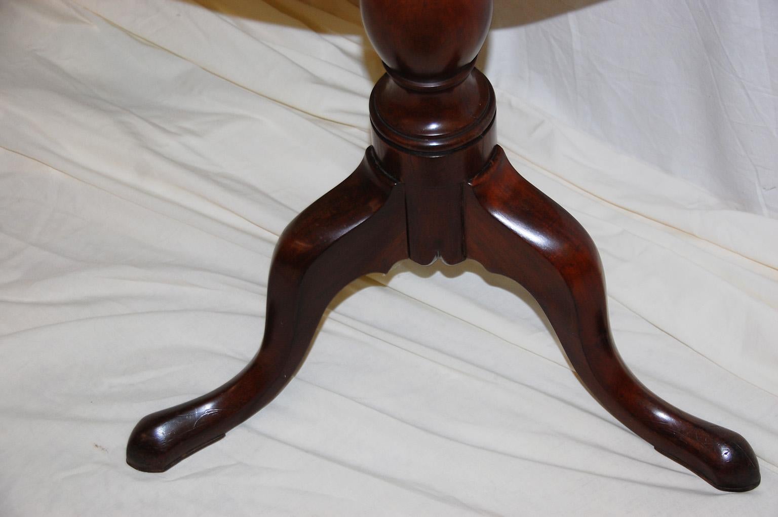 English 18th Century Georgian Chippendale Mahogany Dishtop Tilt Top Tripod Table In Good Condition In Wells, ME