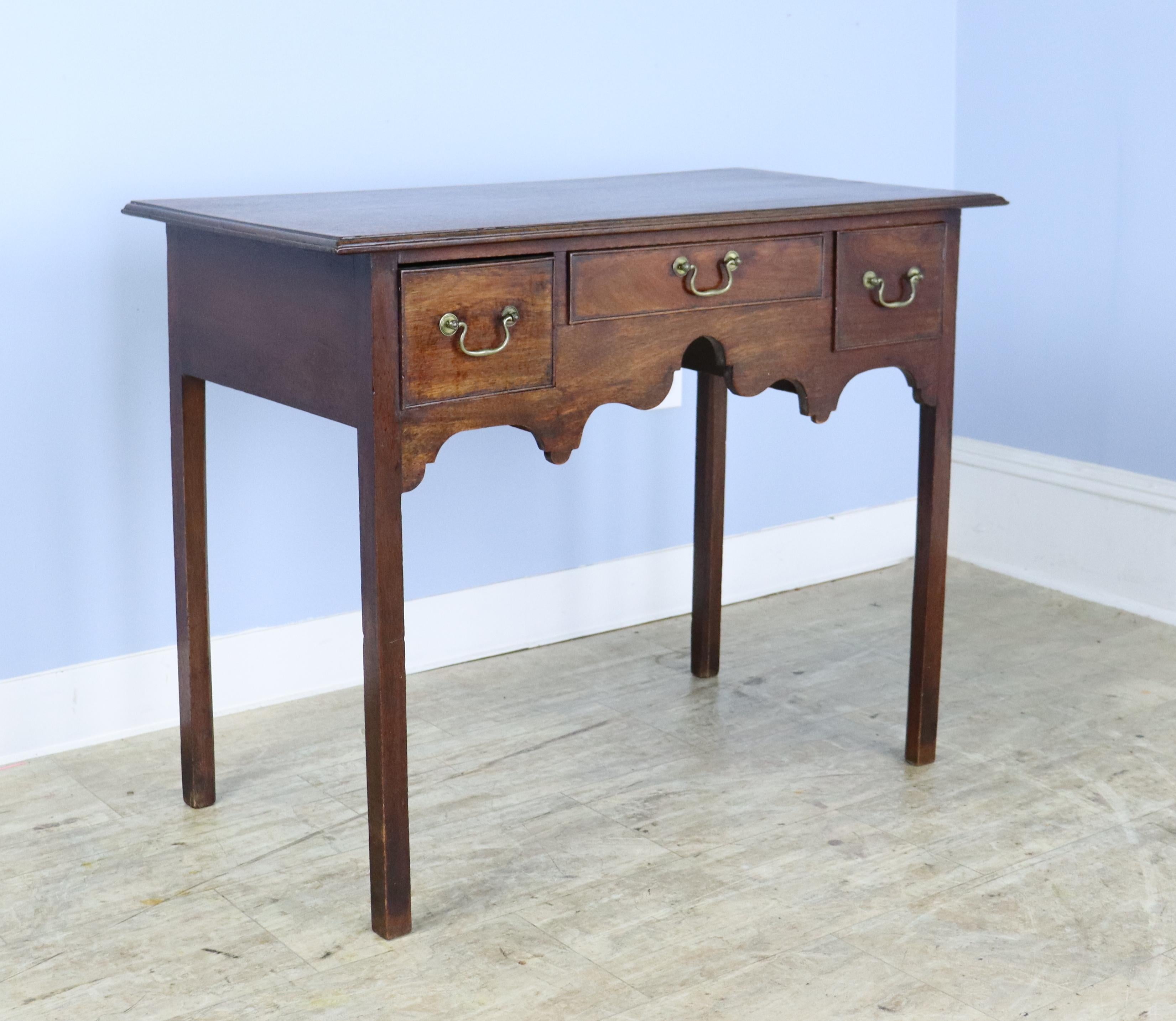 English 18th Century Georgian Lowboy In Good Condition In Port Chester, NY