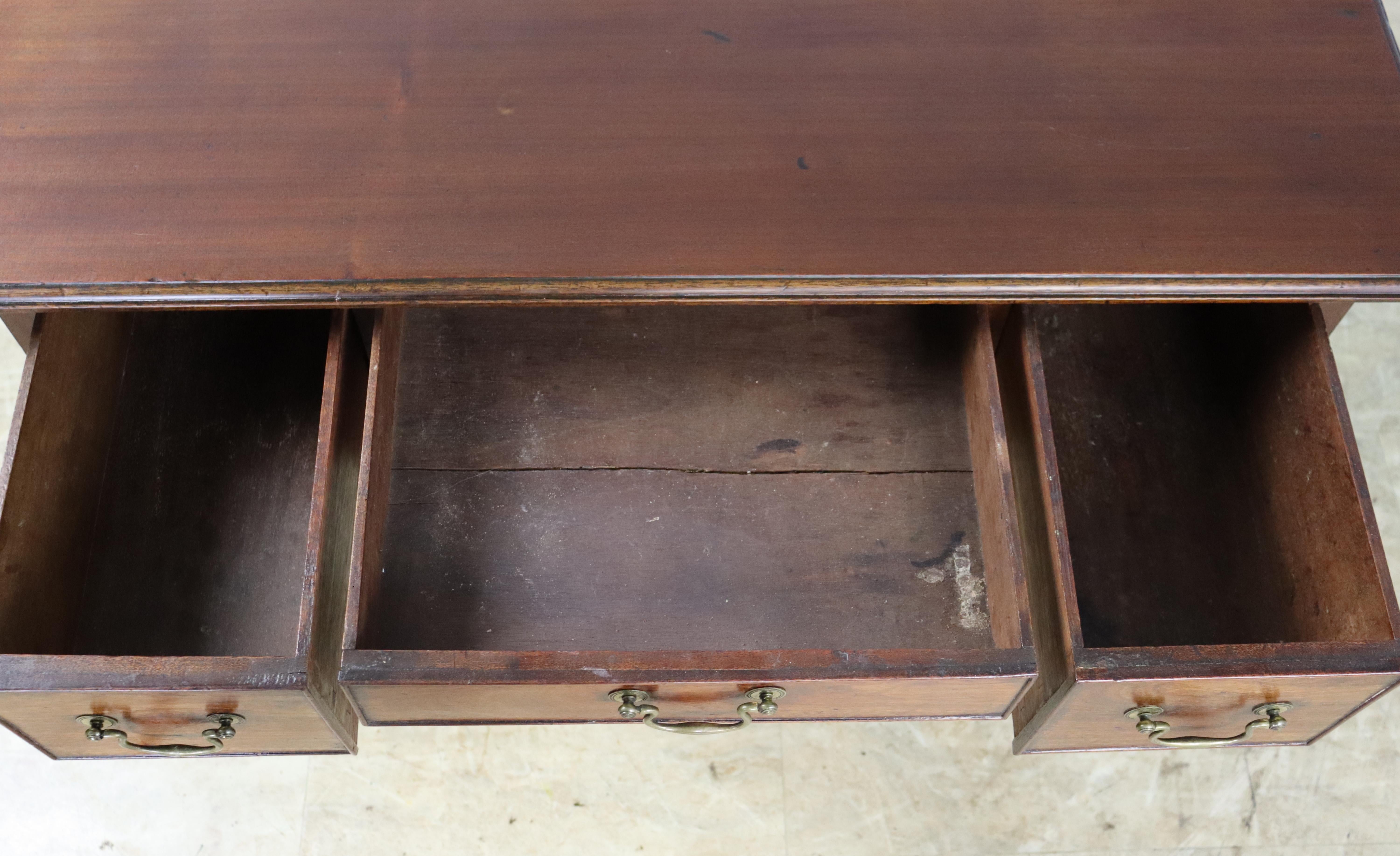 English 18th Century Georgian Lowboy 5