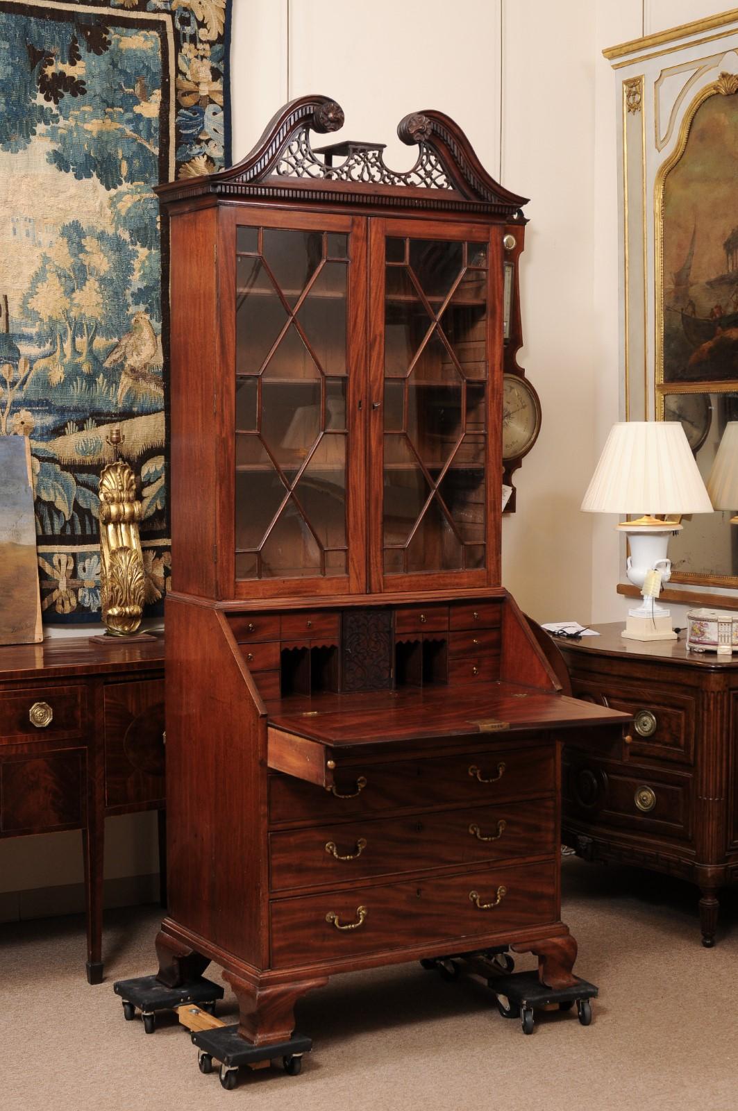 English 18th Century Georgian Mahogany Bureau Bookcase with Swan Neck Pediment In Fair Condition For Sale In Atlanta, GA