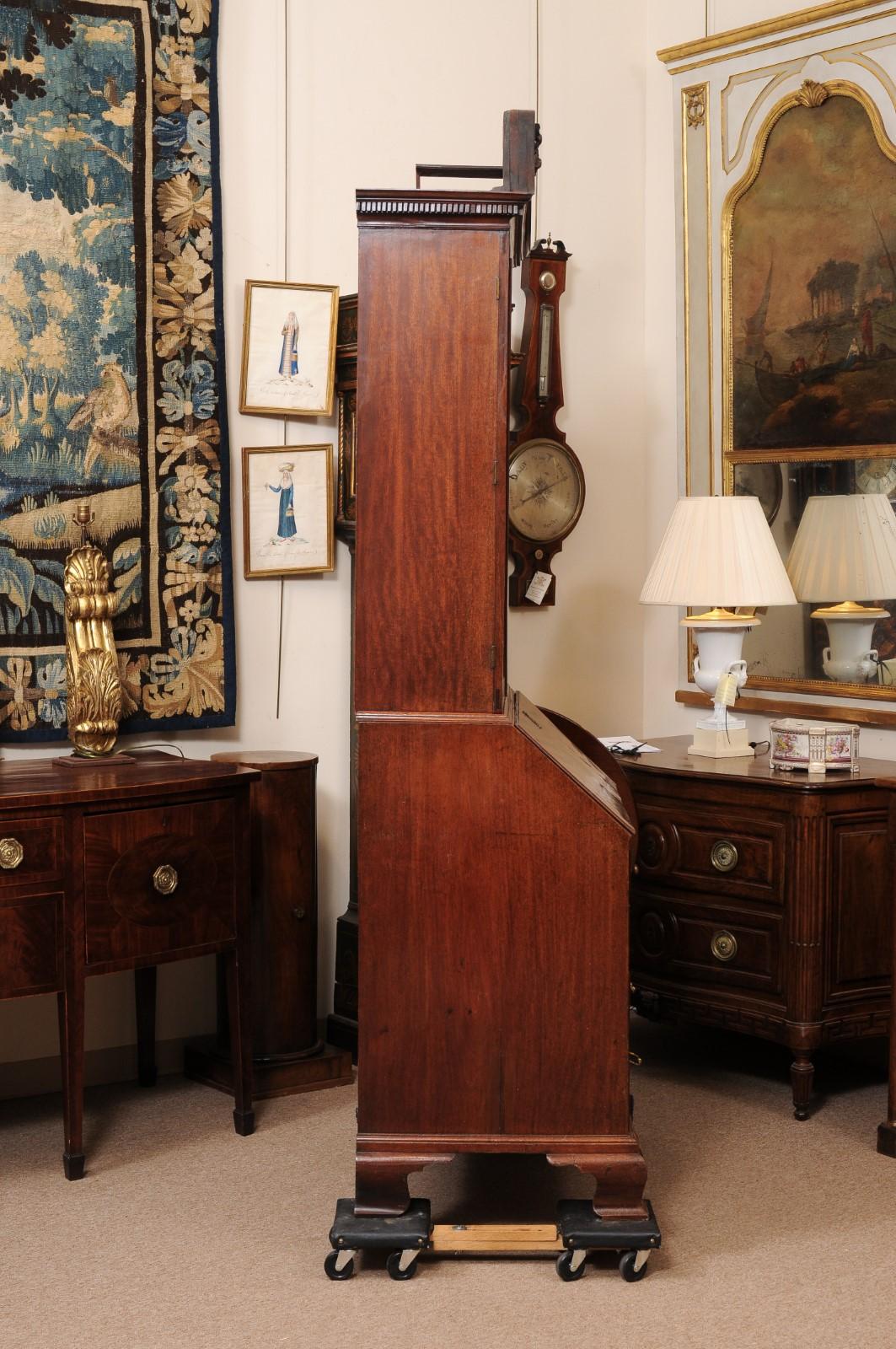 English 18th Century Georgian Mahogany Bureau Bookcase with Swan Neck Pediment For Sale 4