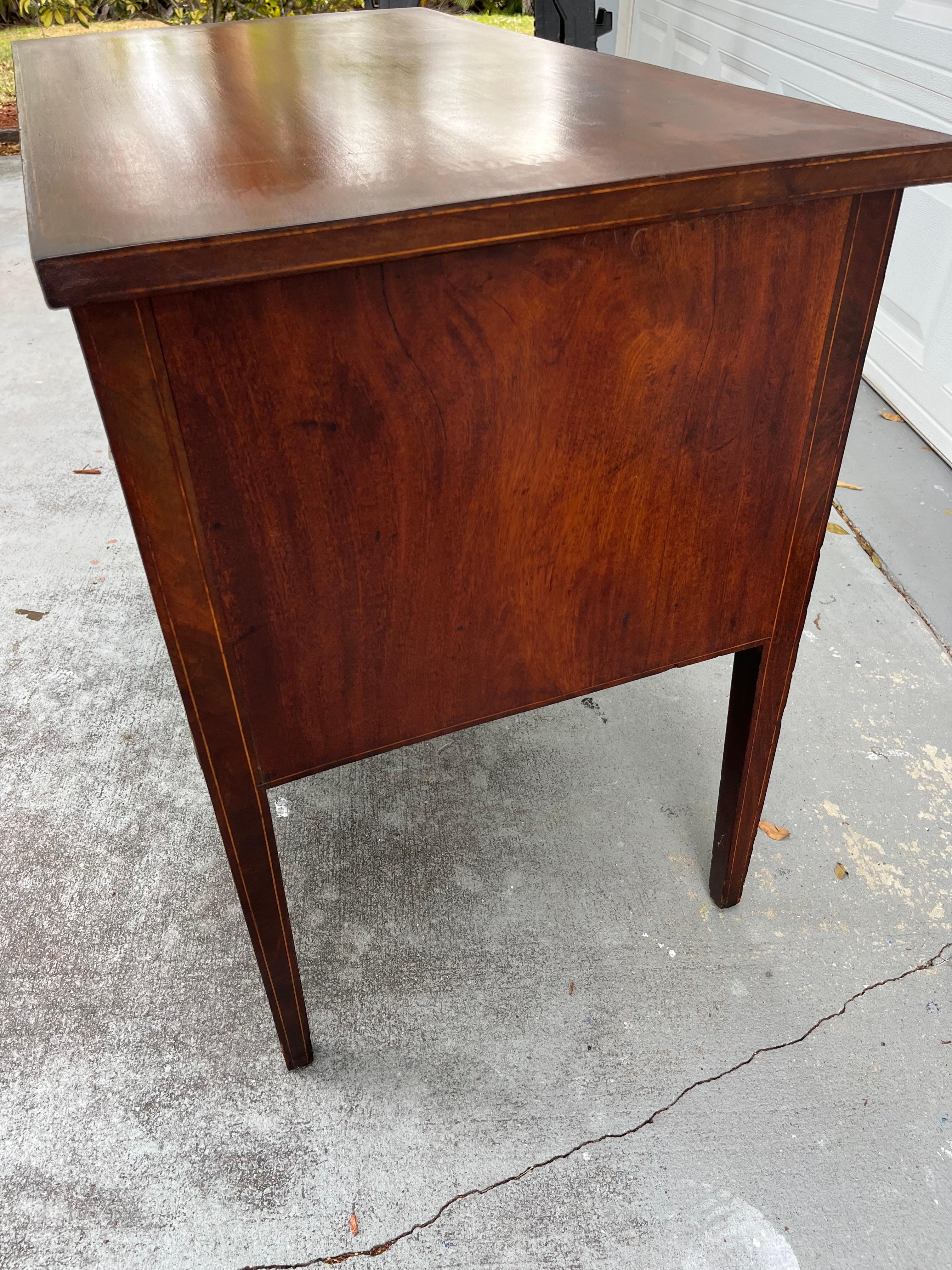 Silla baja inglesa de caoba georgiana del siglo XVIII Chippendale. en venta 3