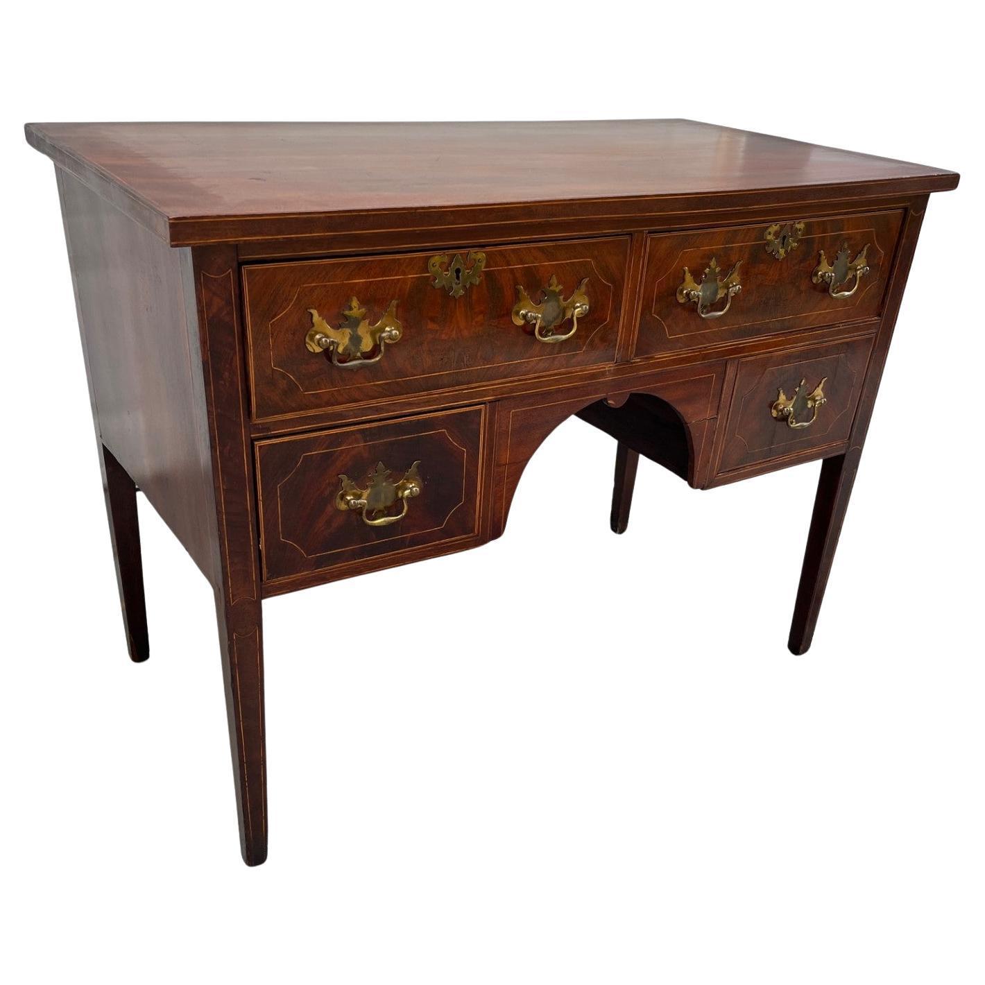 Silla baja inglesa de caoba georgiana del siglo XVIII Chippendale.

Bajera de época Jorge III, circa 1780. Caoba bien labrada. El bajo, con un arco central en forma de rodillera, está diseñado con cuatro cajones y elevado sobre esbeltas patas
