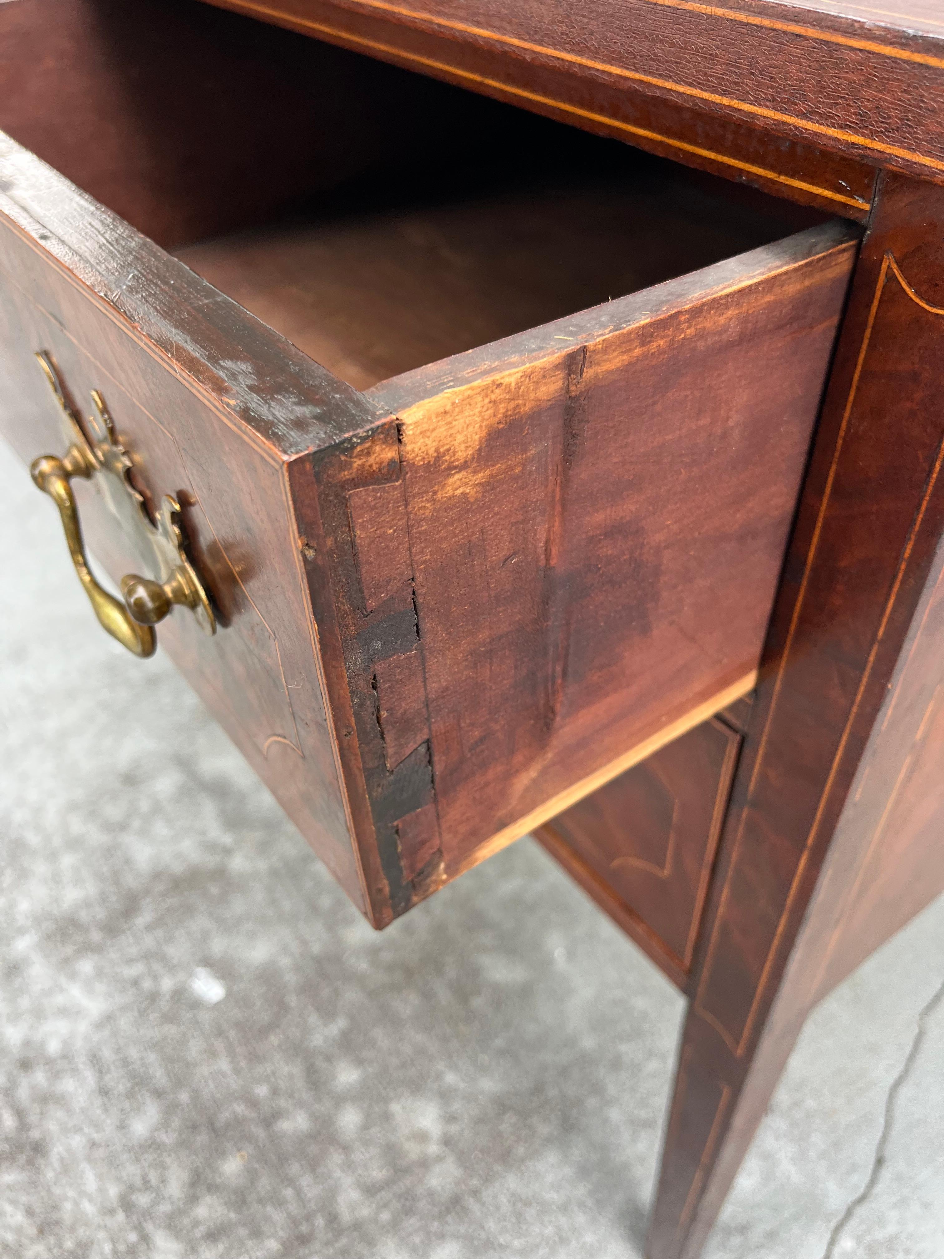Silla baja inglesa de caoba georgiana del siglo XVIII Chippendale. Incrustación en venta