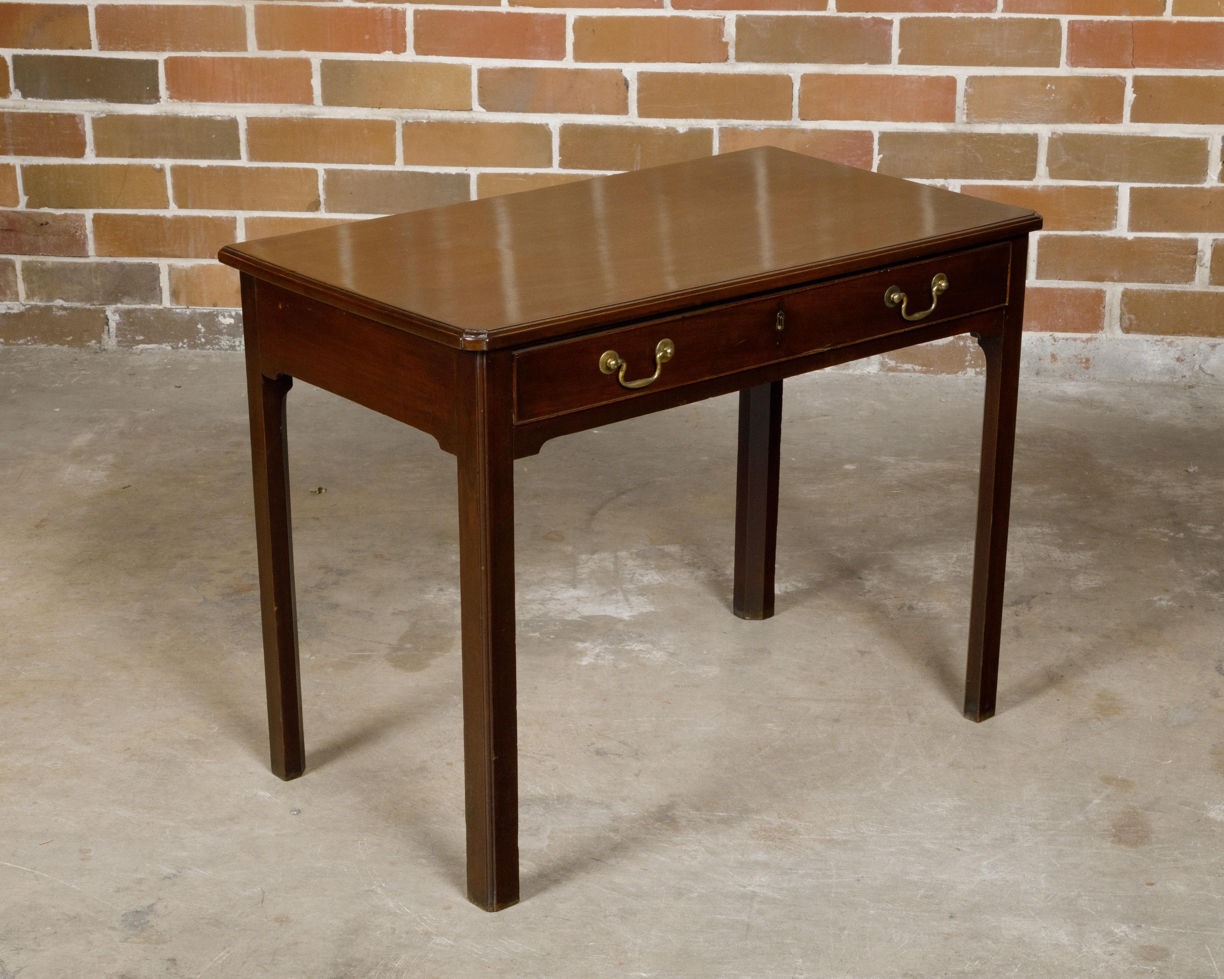 Table d'appoint en noyer d'époque géorgienne anglaise du XVIIIe siècle, avec un seul tiroir, des ferrures en laiton et des pieds droits. Cette élégante table d'appoint anglaise en noyer d'époque géorgienne du XVIIIe siècle dégage un charme