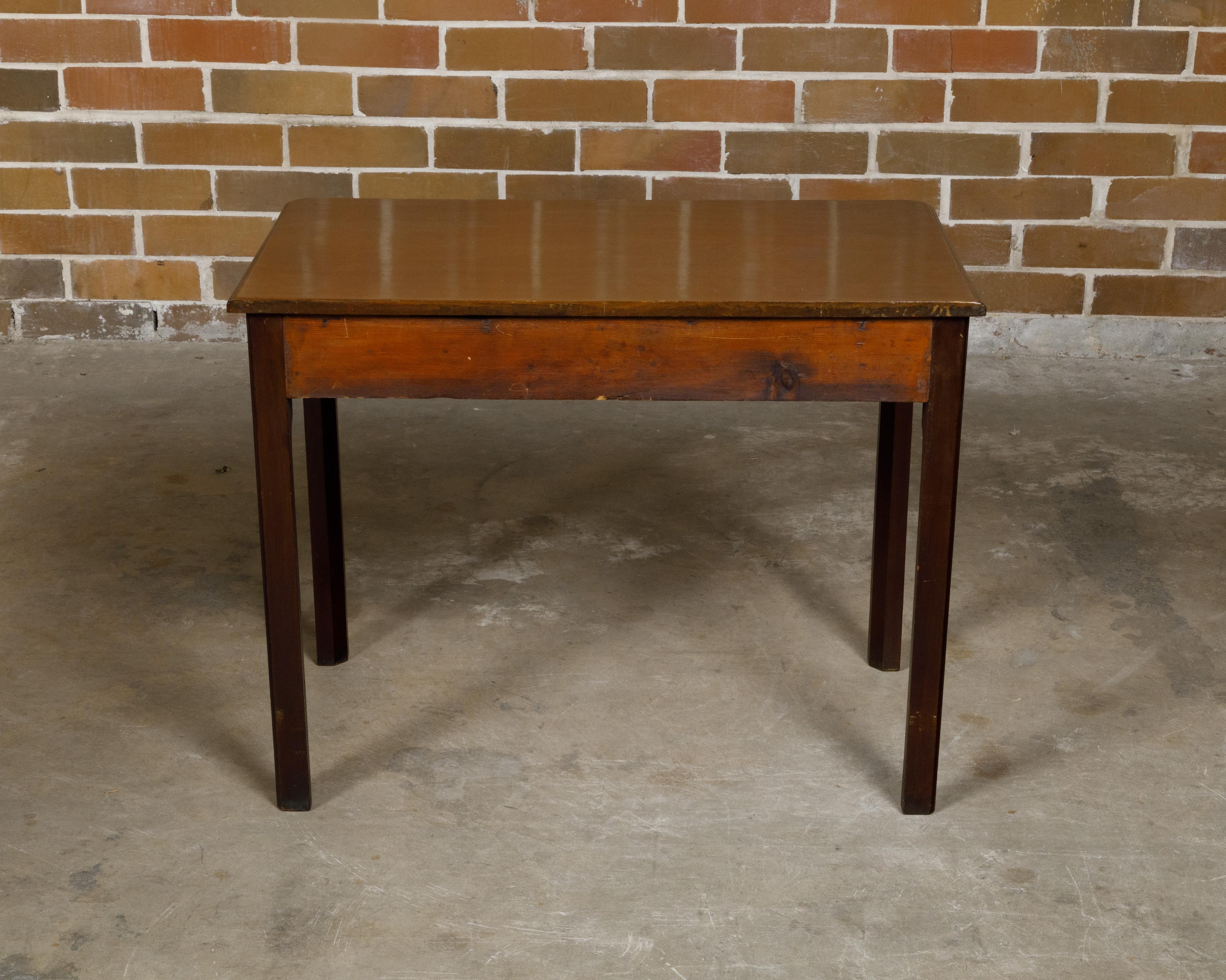 Anglais Table d'appoint en noyer d'époque géorgienne anglaise du XVIIIe siècle avec un seul tiroir en vente