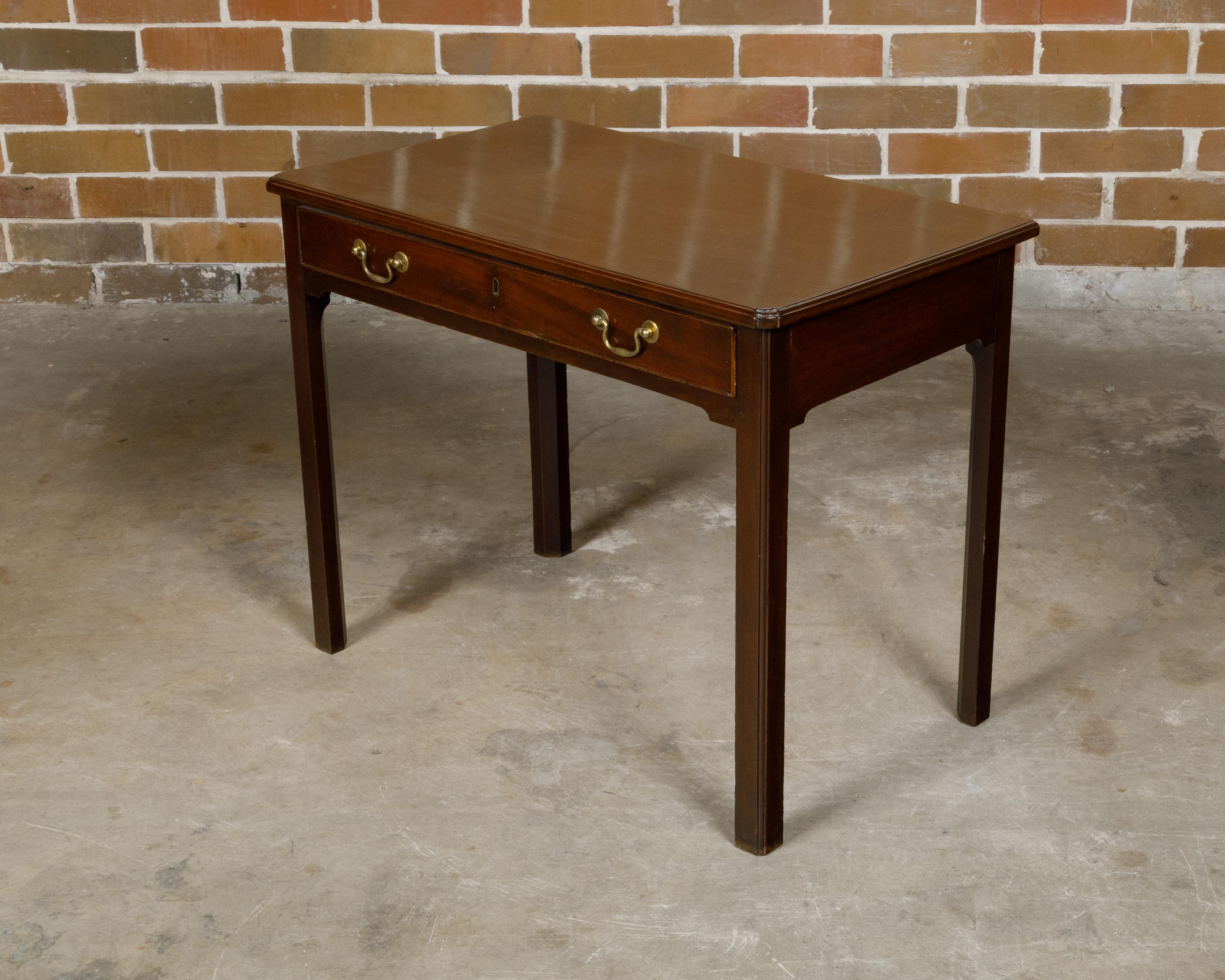 XVIIIe siècle et antérieur Table d'appoint en noyer d'époque géorgienne anglaise du XVIIIe siècle avec un seul tiroir en vente