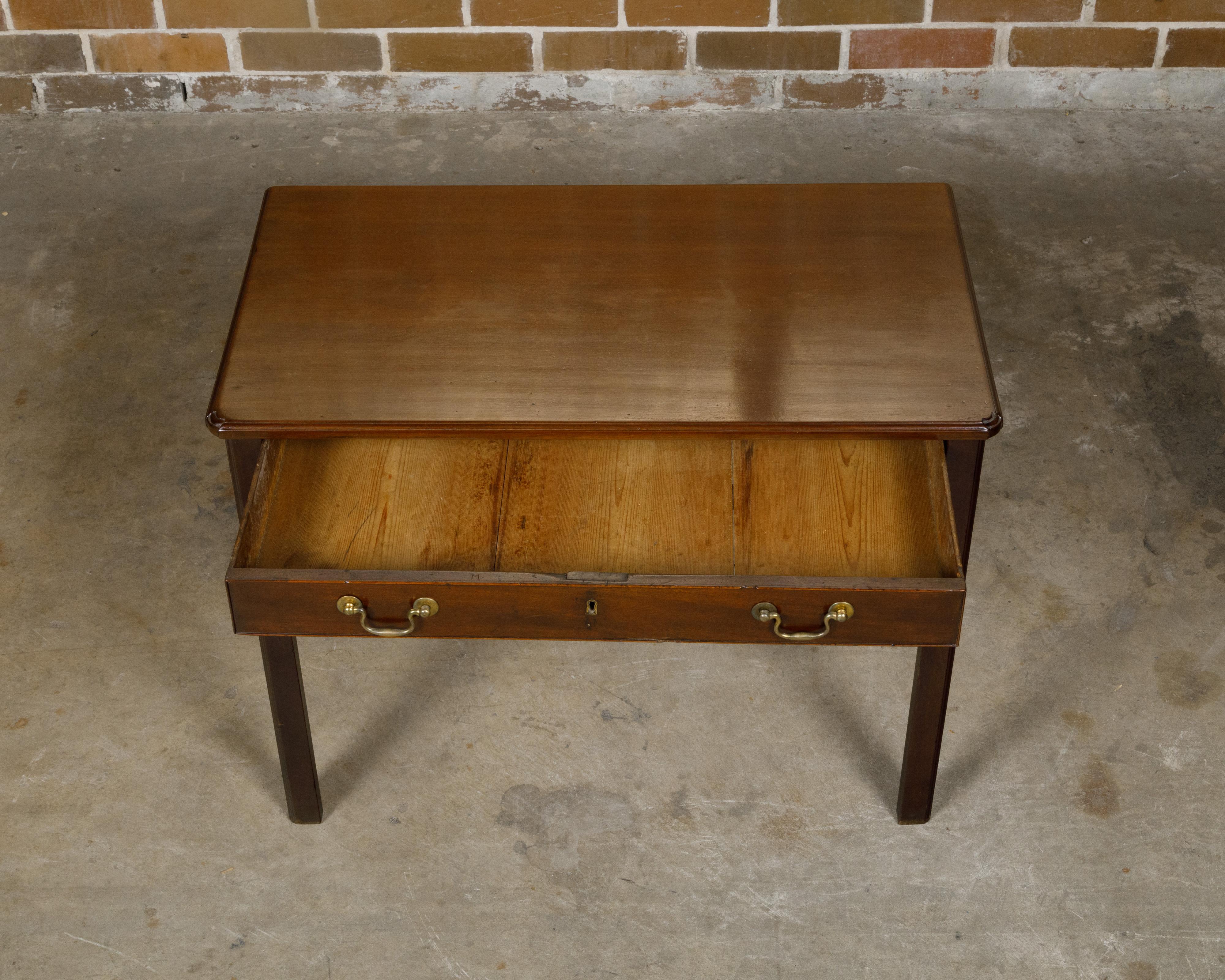 Laiton Table d'appoint en noyer d'époque géorgienne anglaise du XVIIIe siècle avec un seul tiroir en vente