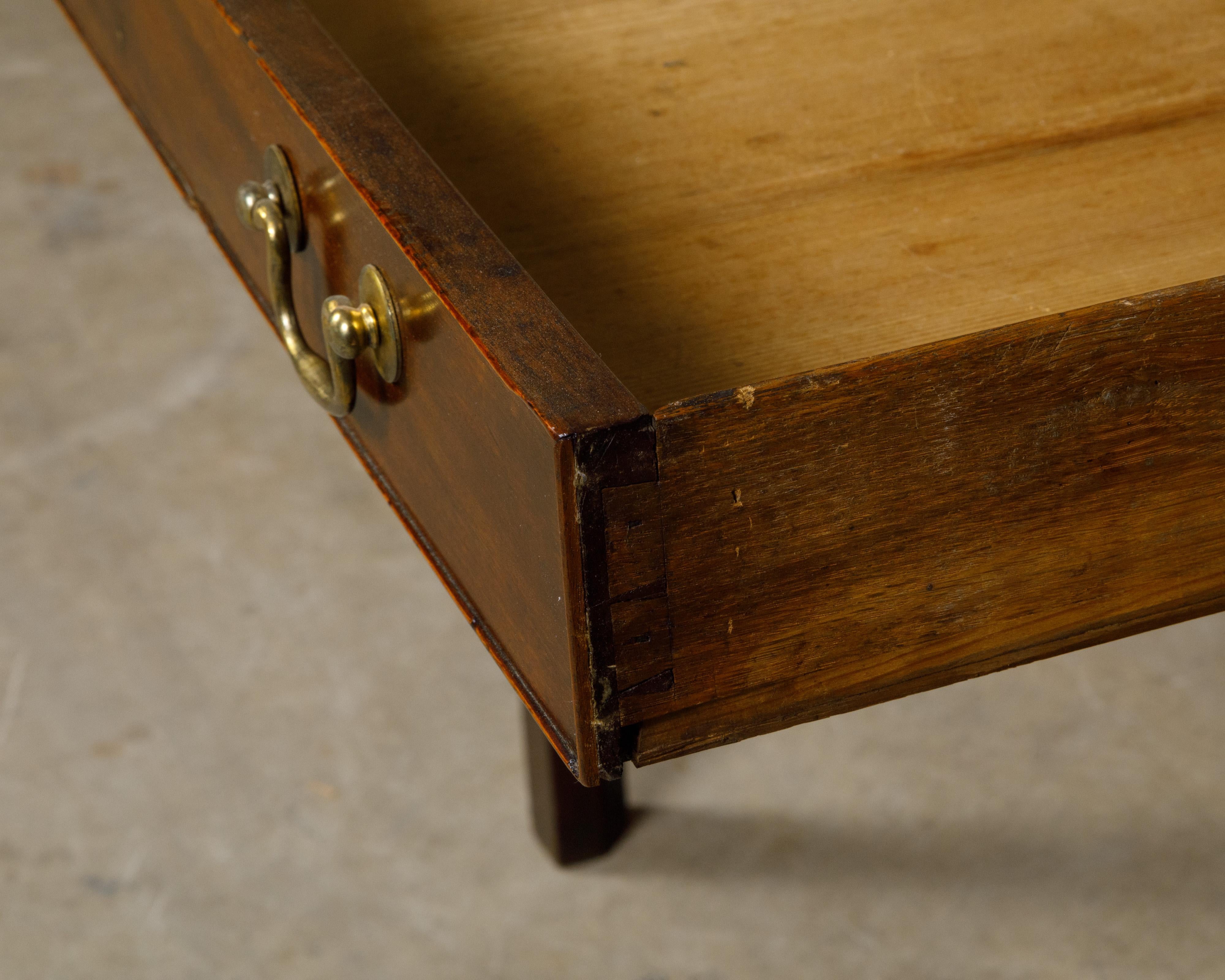 Table d'appoint en noyer d'époque géorgienne anglaise du XVIIIe siècle avec un seul tiroir en vente 1