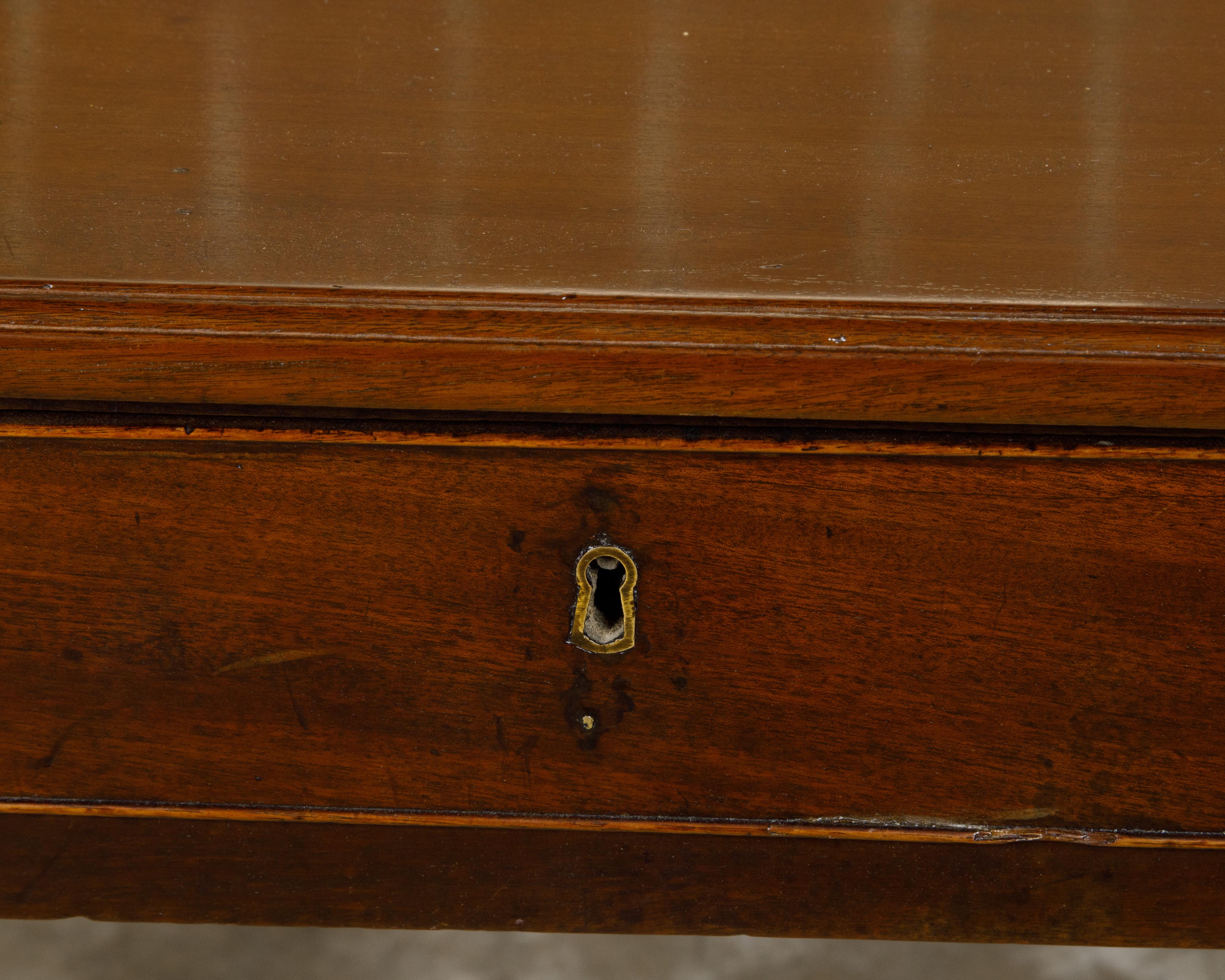 Table d'appoint en noyer d'époque géorgienne anglaise du XVIIIe siècle avec un seul tiroir en vente 2