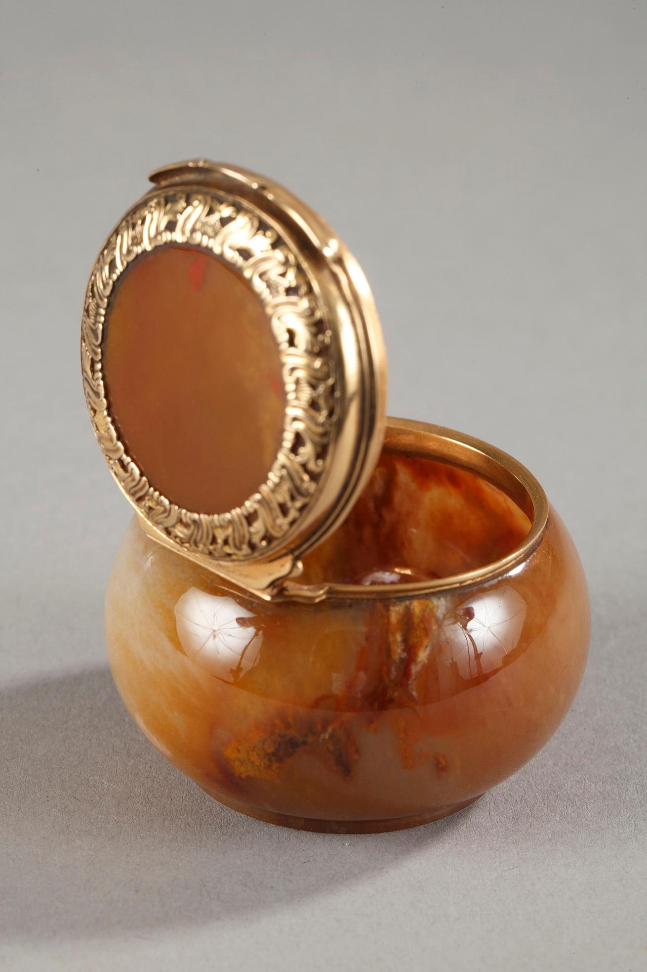 George II English 18th Century Gold-Mounted Agate Snuff-Box For Sale