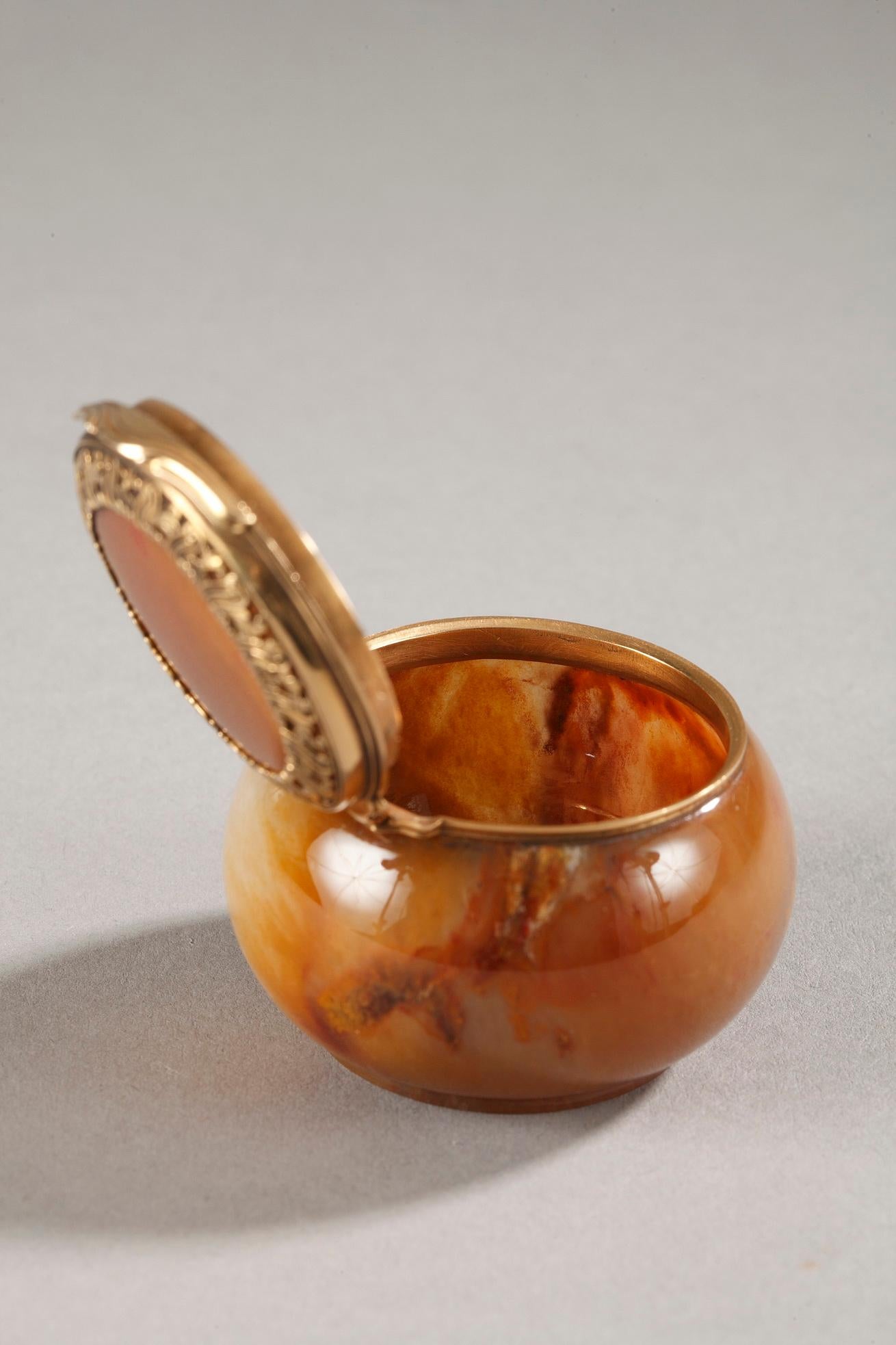 Englische Schnupftabakdose aus Achat mit Goldmontierung aus dem 18. Jahrhundert (Mitte des 18. Jahrhunderts) im Angebot