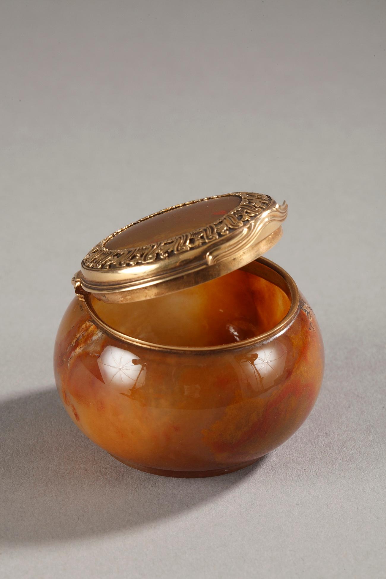 Milieu du XVIIIe siècle Tabatière anglaise du 18ème siècle en agate montée sur or en vente
