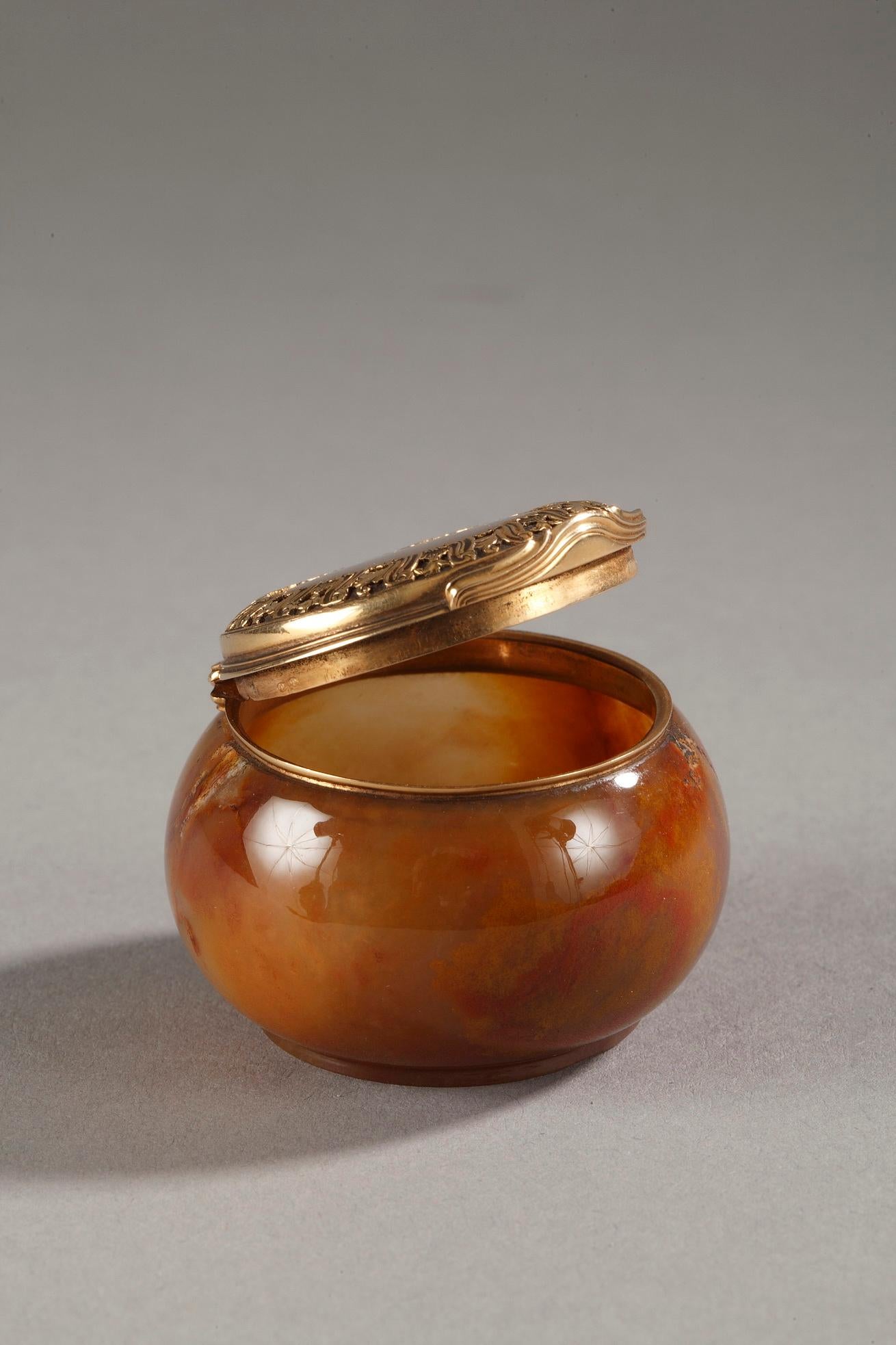 English 18th Century Gold-Mounted Agate Snuff-Box For Sale 1