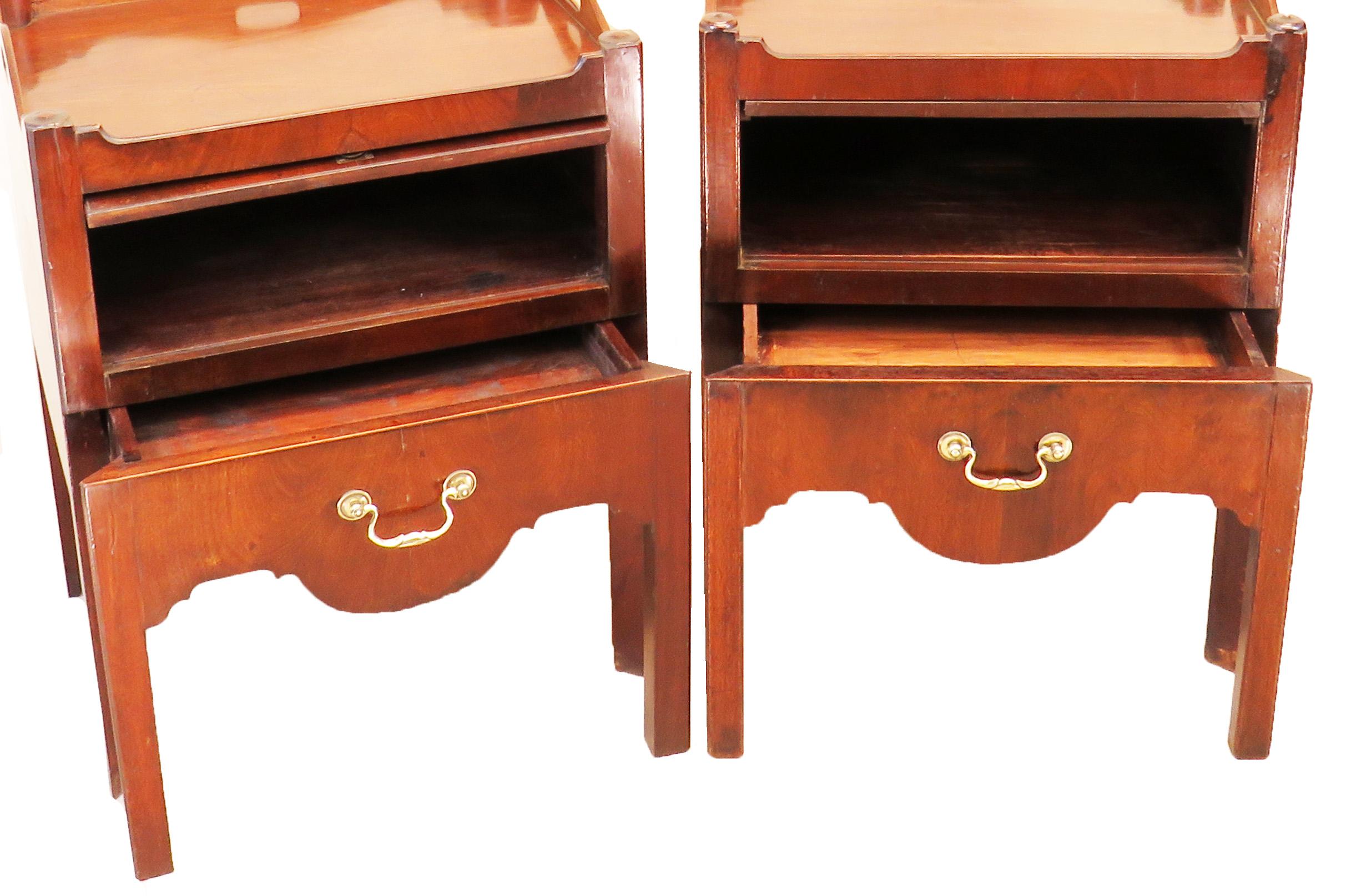 European English 18th Century Matched Pair of Mahogany Bedside Night Tables