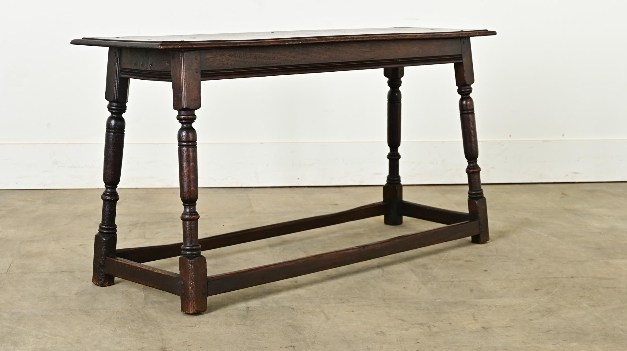 Exceptionnel tabouret-banquette en chêne massif d'Angleterre, datant des années 1700, dont le grain est remarquable et qui apportera histoire et patine à votre intérieur. Les tabourets d'assemblage étaient souvent fabriqués par des apprentis pour