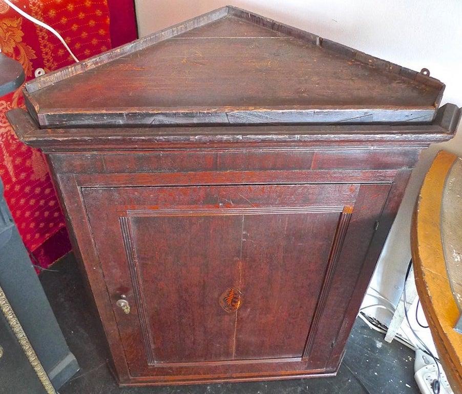English 18th Century Oak Corner Wall Cabinet with Small Inlay and Two Shelves For Sale 10