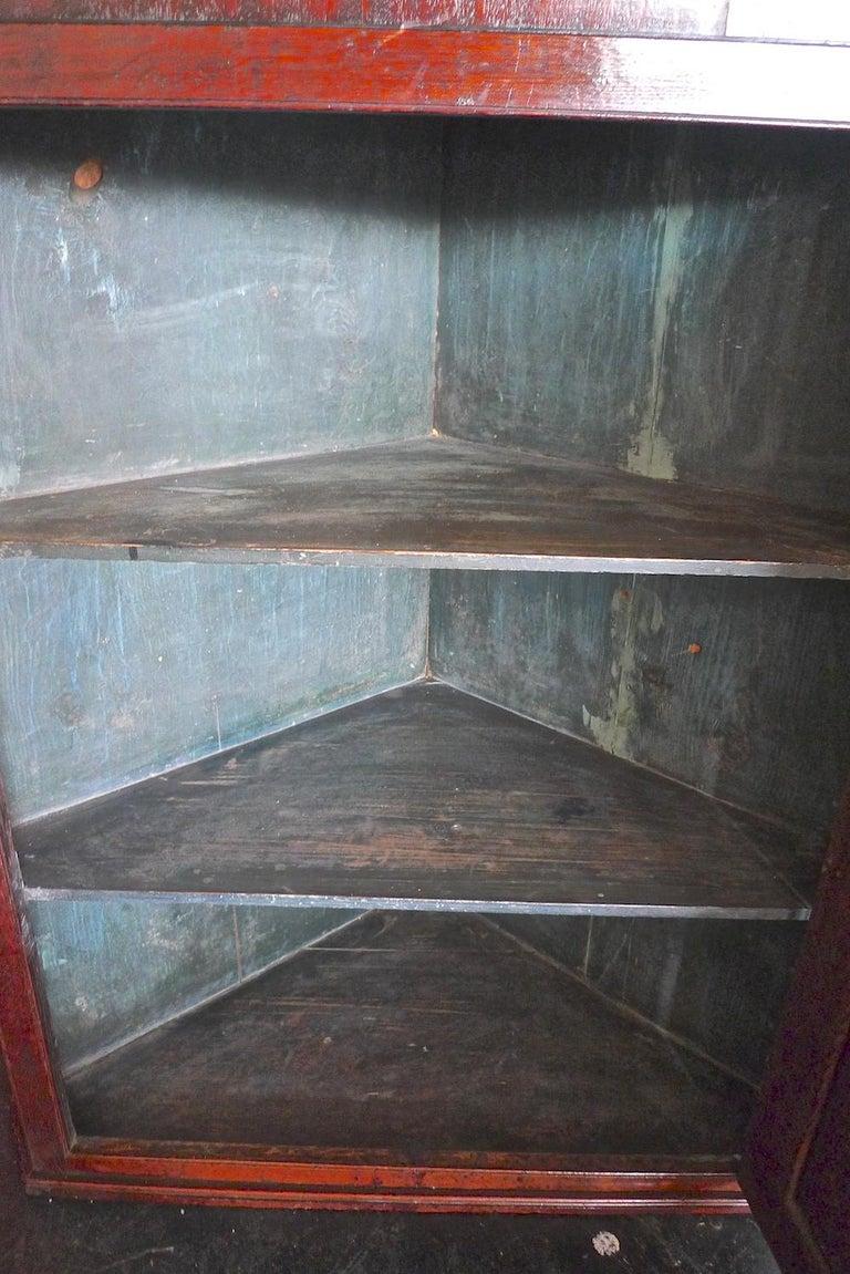 Armadio da parete angolare in Oak del XVIII secolo con piccoli intarsi e due ripiani In condizioni deteriorate in vendita a Santa Monica, CA