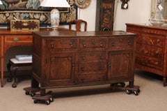 Armoire basse en chêne anglais du 18ème siècle