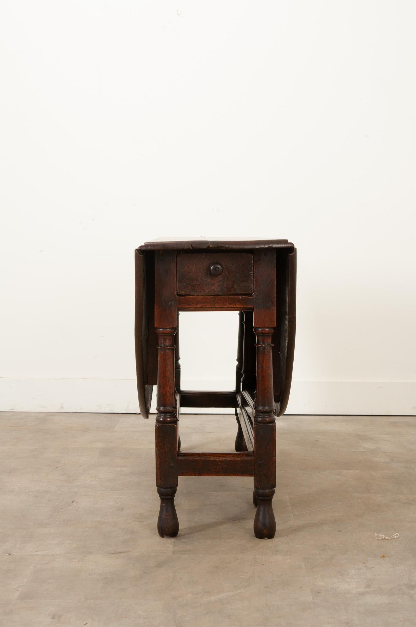 Primitive English 18th Century Oak Gateleg Oval Table For Sale