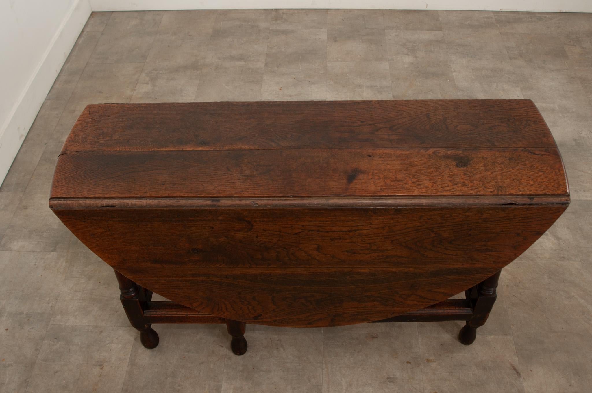 Hand-Carved English 18th Century Oak Gateleg Oval Table For Sale