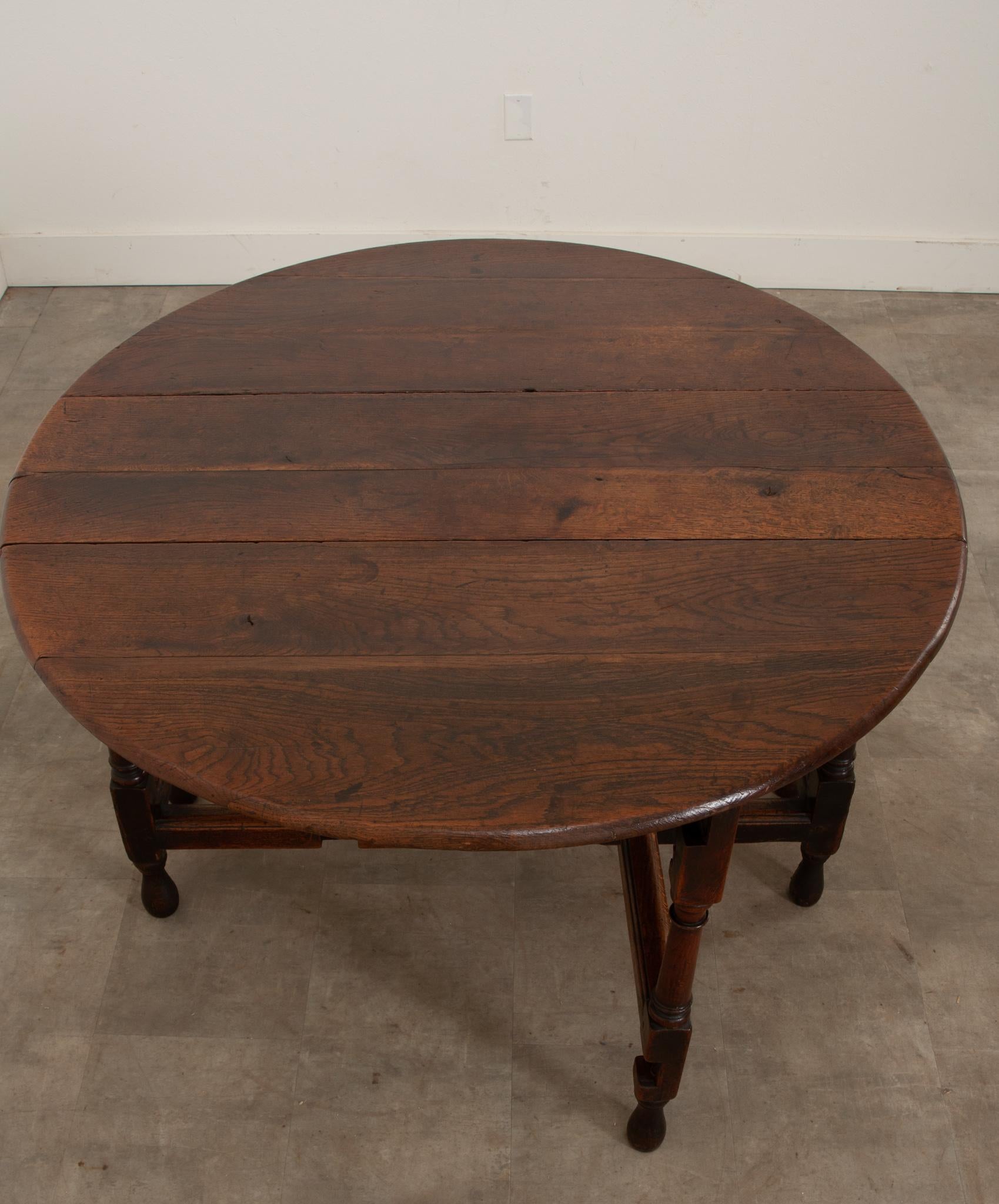 English 18th Century Oak Gateleg Oval Table In Good Condition For Sale In Baton Rouge, LA