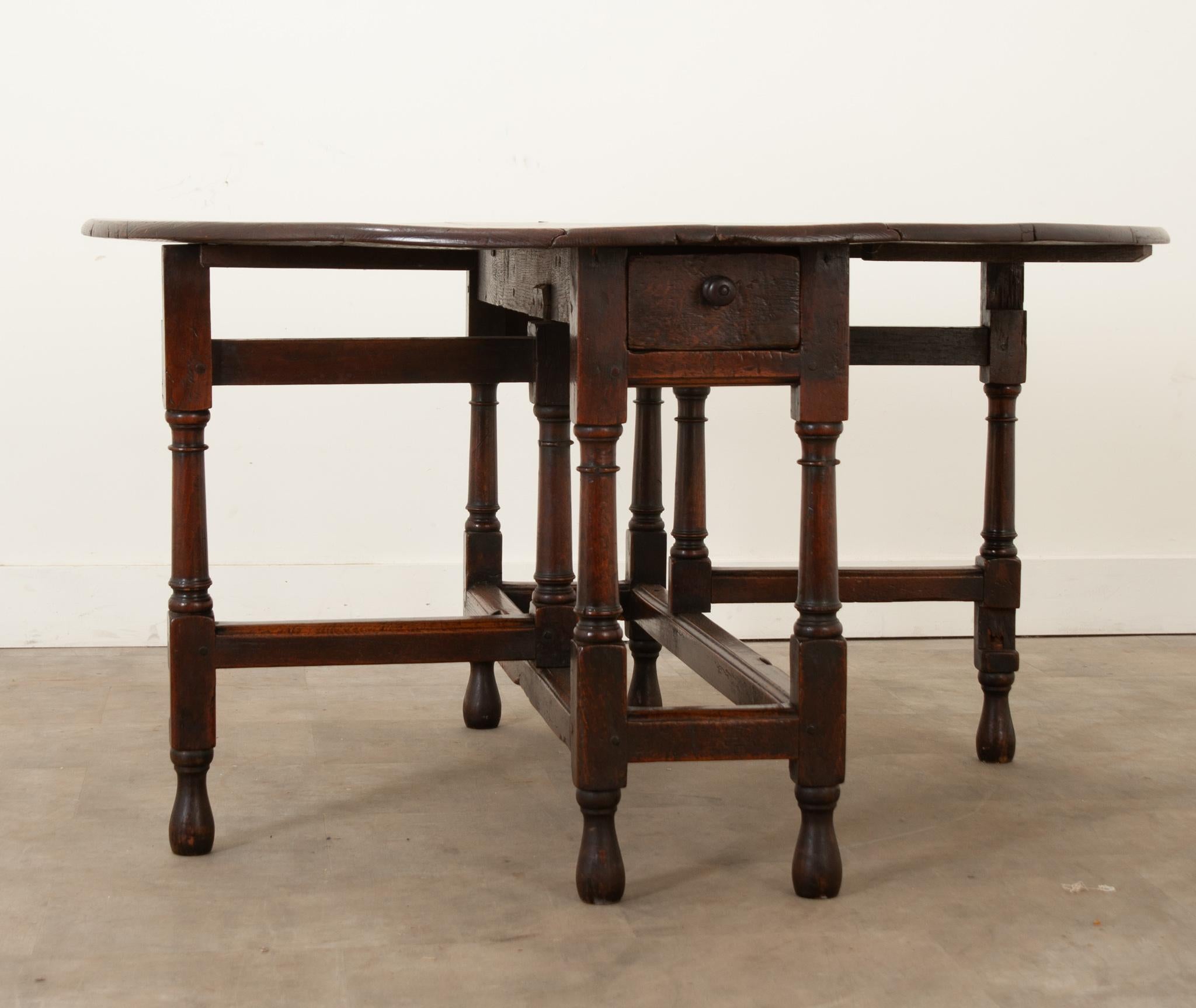 18th Century and Earlier English 18th Century Oak Gateleg Oval Table For Sale