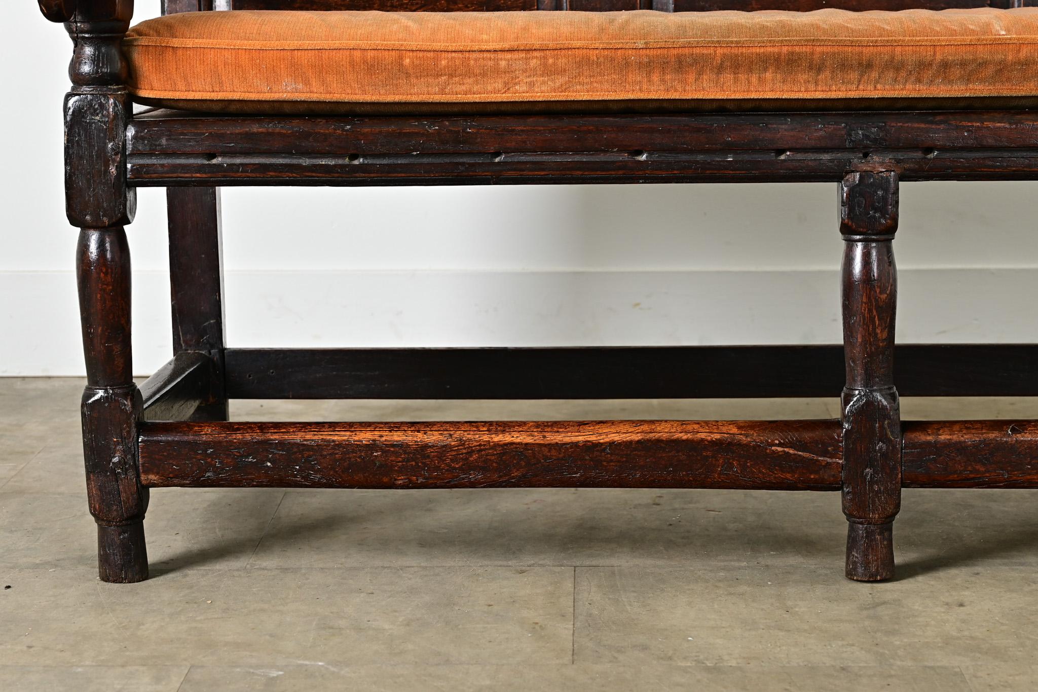 English 18th Century Oak Hall Bench In Good Condition For Sale In Baton Rouge, LA
