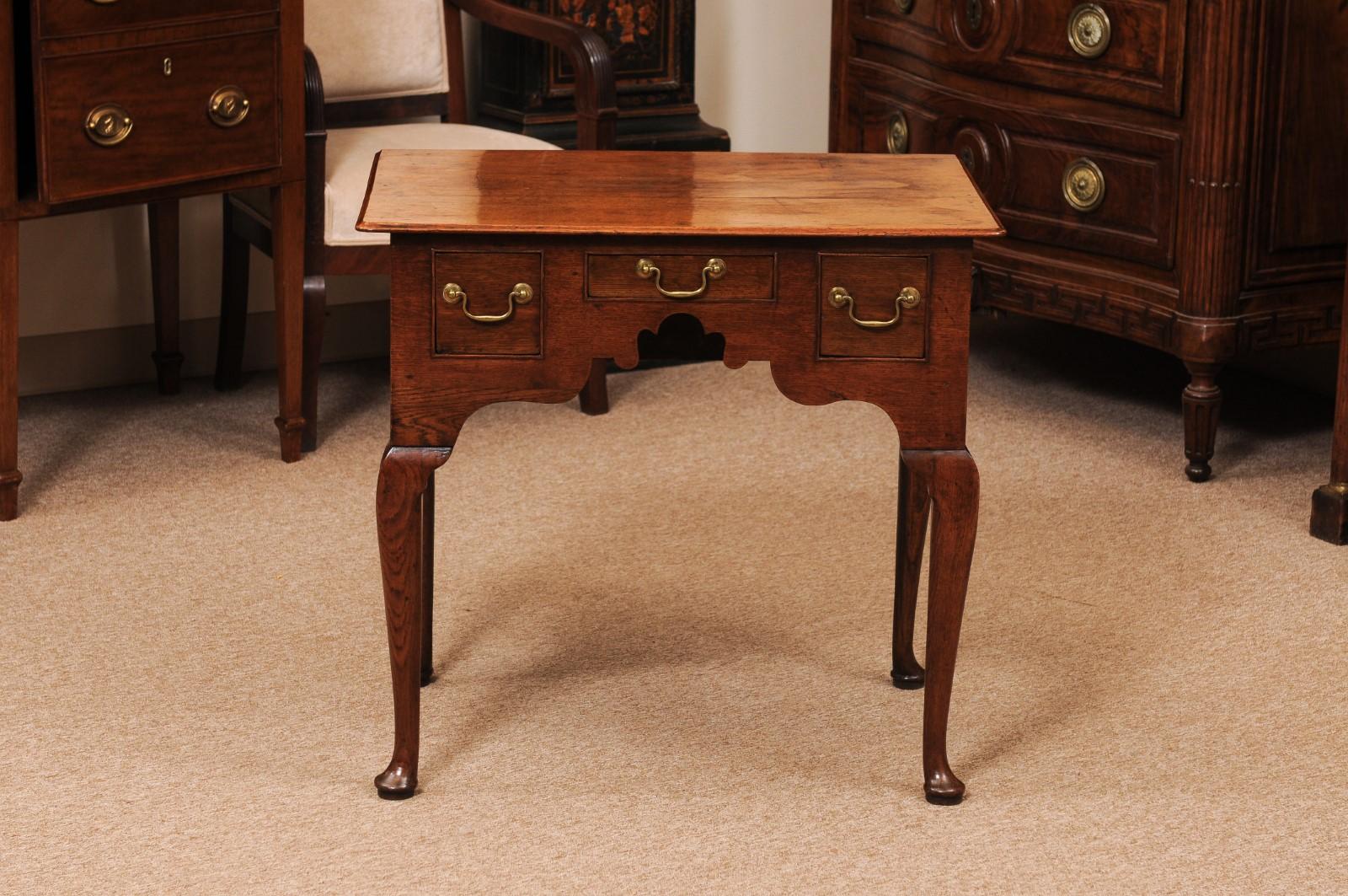 Bajera inglesa del siglo XVIII de roble con 3 cajones y pies almohadillados, ca. 1760 en venta 6
