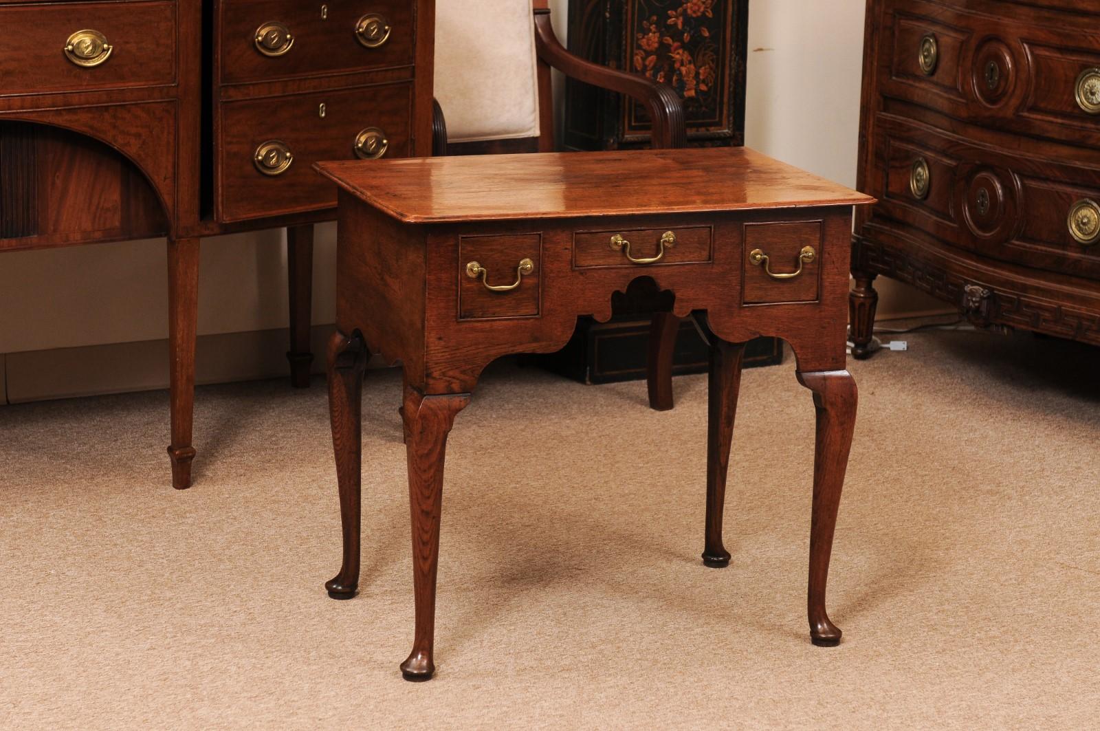 Bajera inglesa del siglo XVIII de roble con 3 cajones y pies almohadillados, ca. 1760 Inglés en venta
