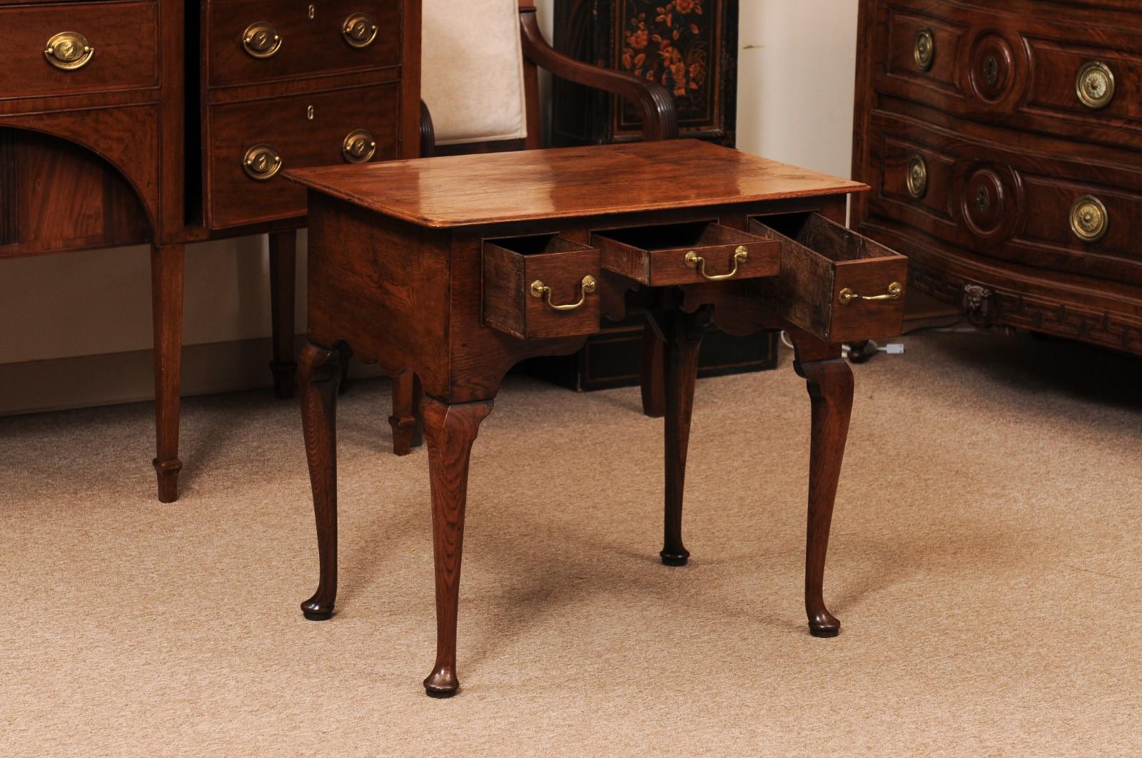 Bajera inglesa del siglo XVIII de roble con 3 cajones y pies almohadillados, ca. 1760 en Bastante bueno estado para la venta en Atlanta, GA