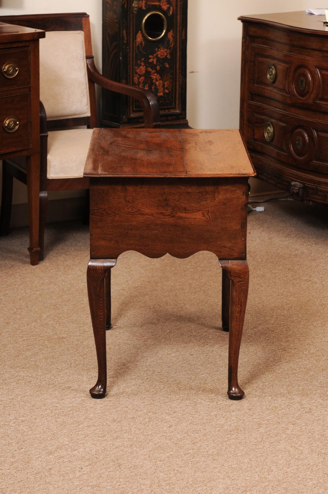 Bajera inglesa del siglo XVIII de roble con 3 cajones y pies almohadillados, ca. 1760 en venta 1