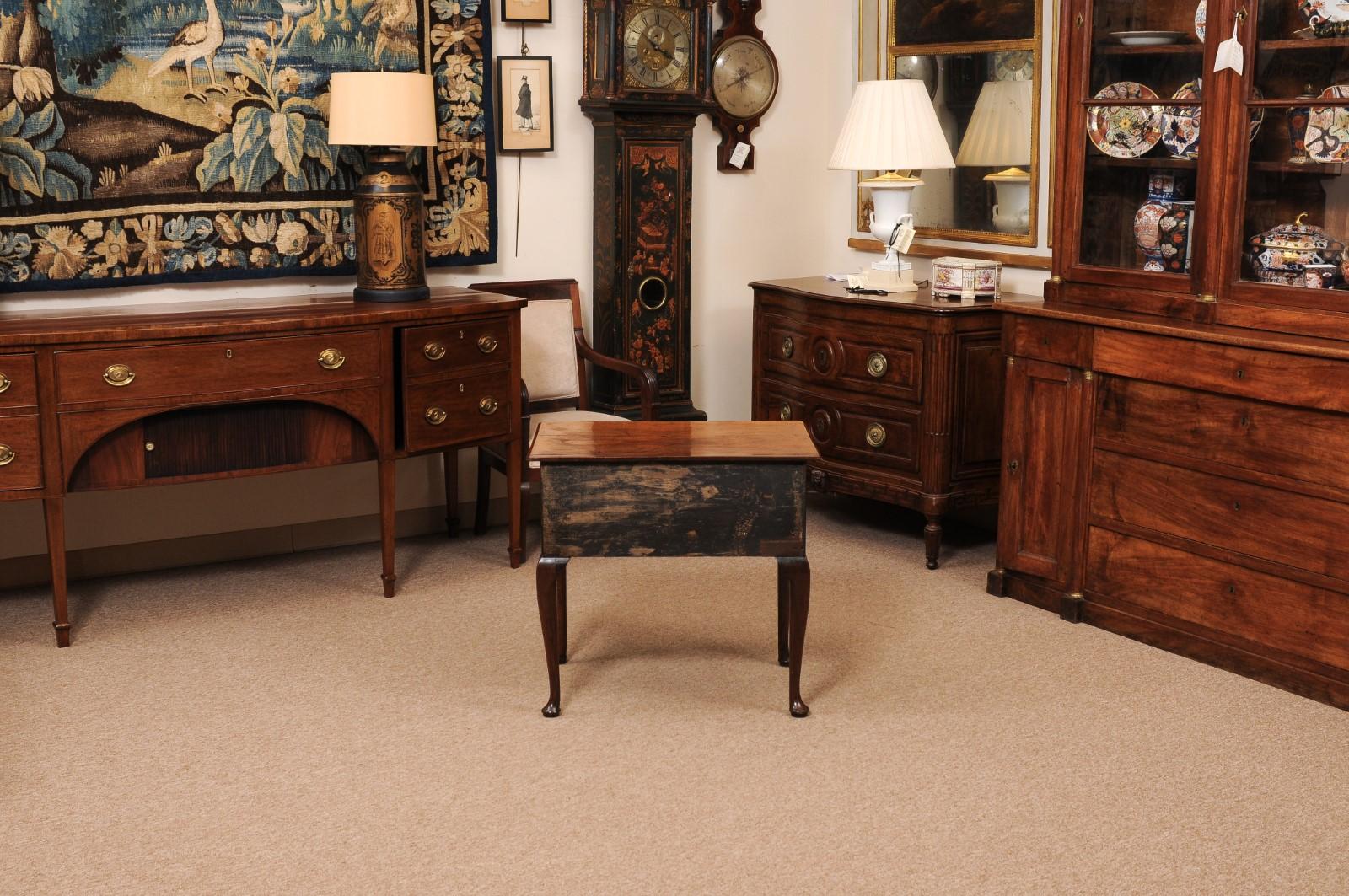 Bajera inglesa del siglo XVIII de roble con 3 cajones y pies almohadillados, ca. 1760 en venta 2