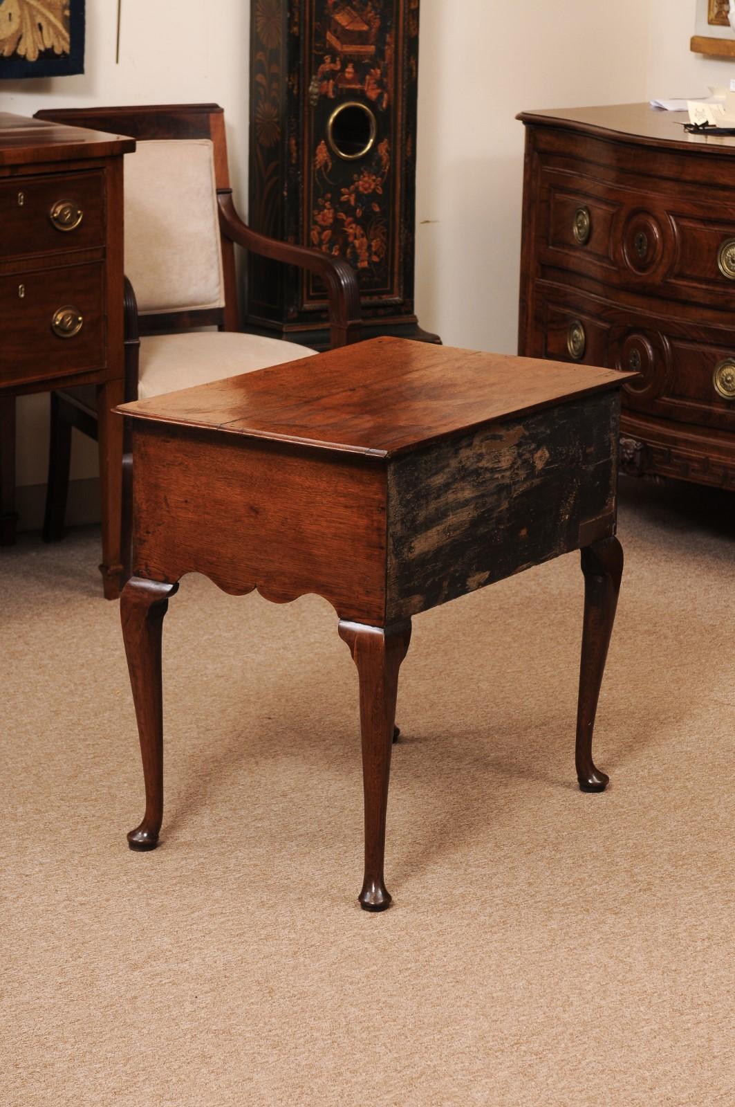 Bajera inglesa del siglo XVIII de roble con 3 cajones y pies almohadillados, ca. 1760 en venta 3