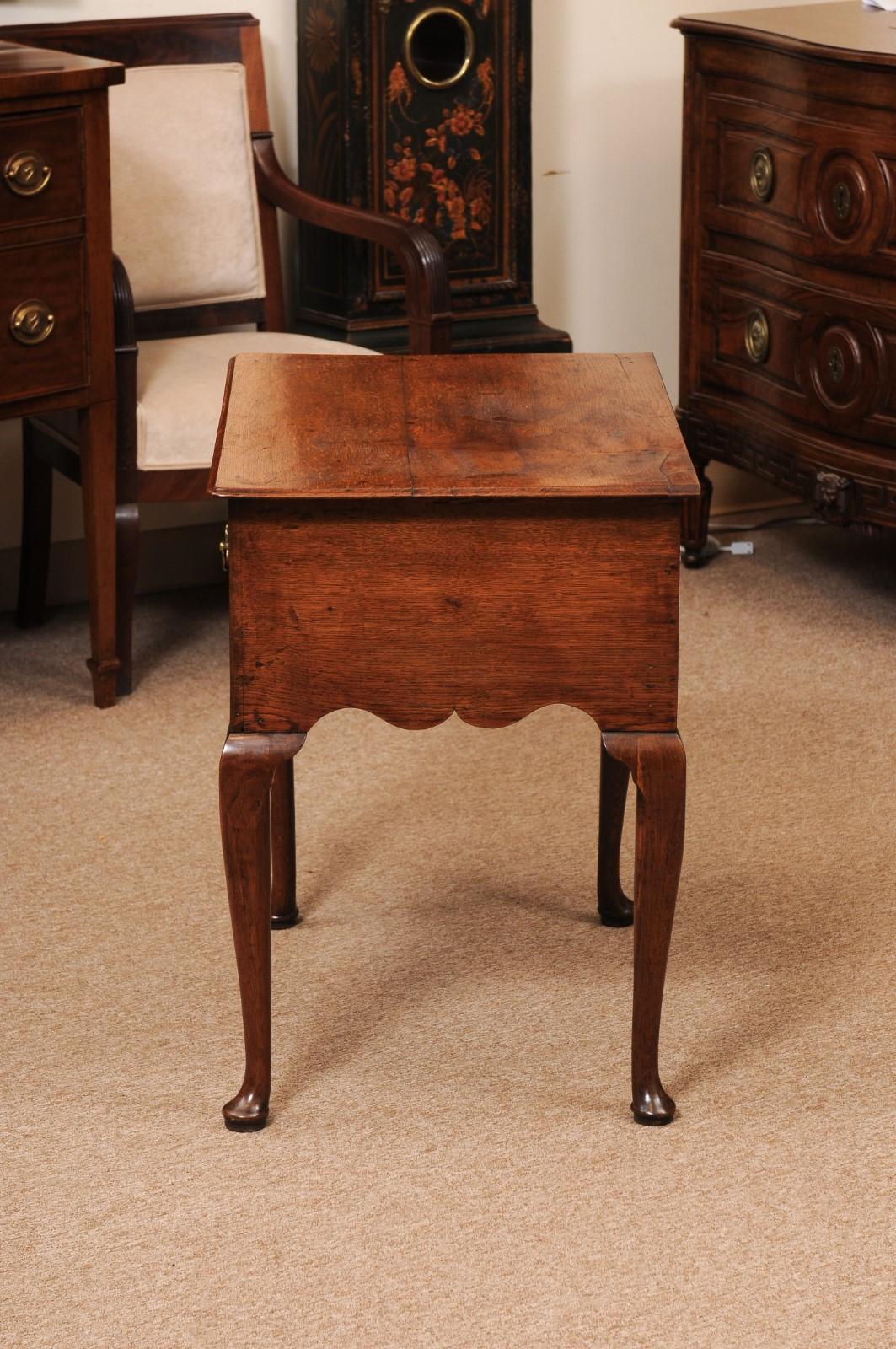 Bajera inglesa del siglo XVIII de roble con 3 cajones y pies almohadillados, ca. 1760 en venta 4