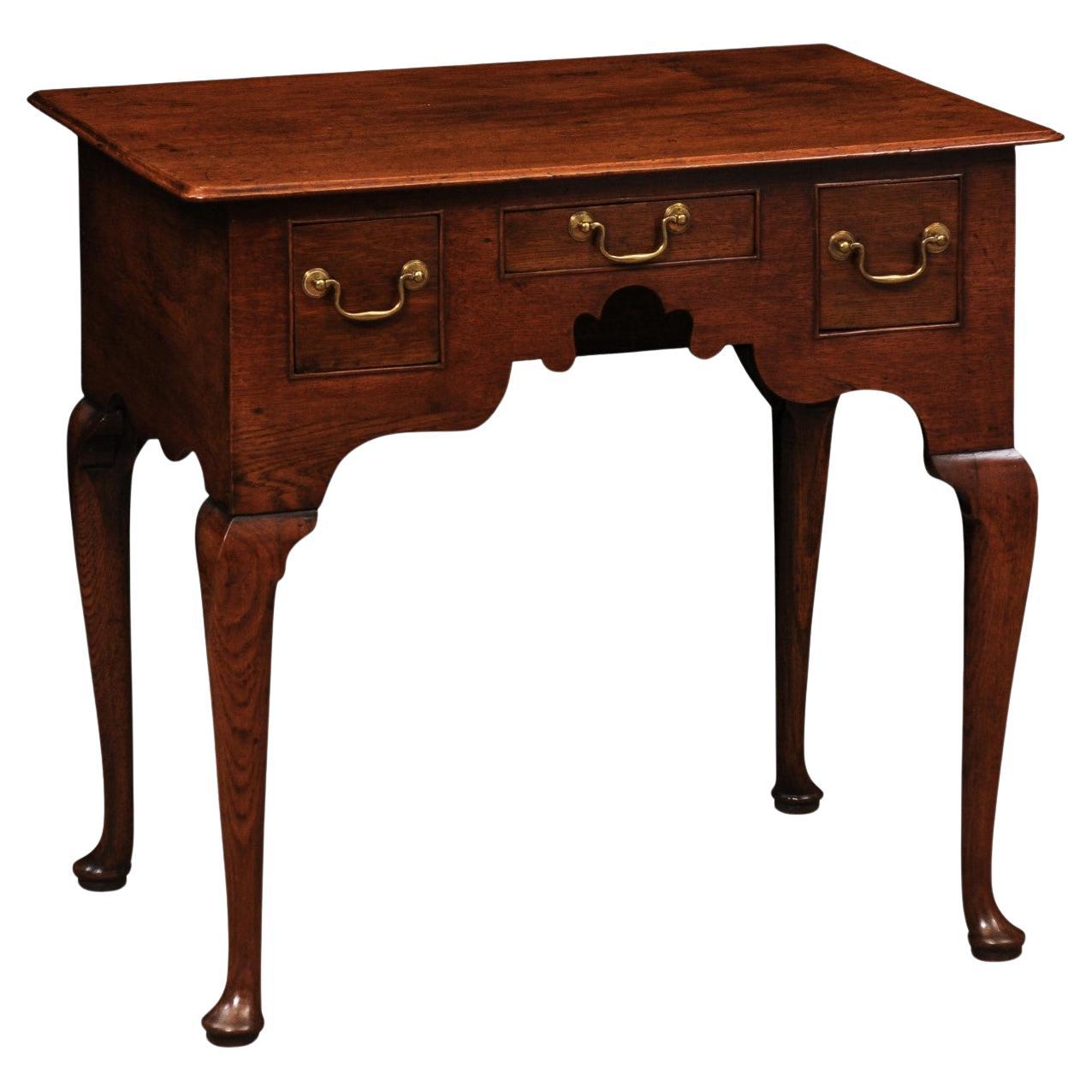 Bajera inglesa del siglo XVIII de roble con 3 cajones y pies almohadillados, ca. 1760 en venta